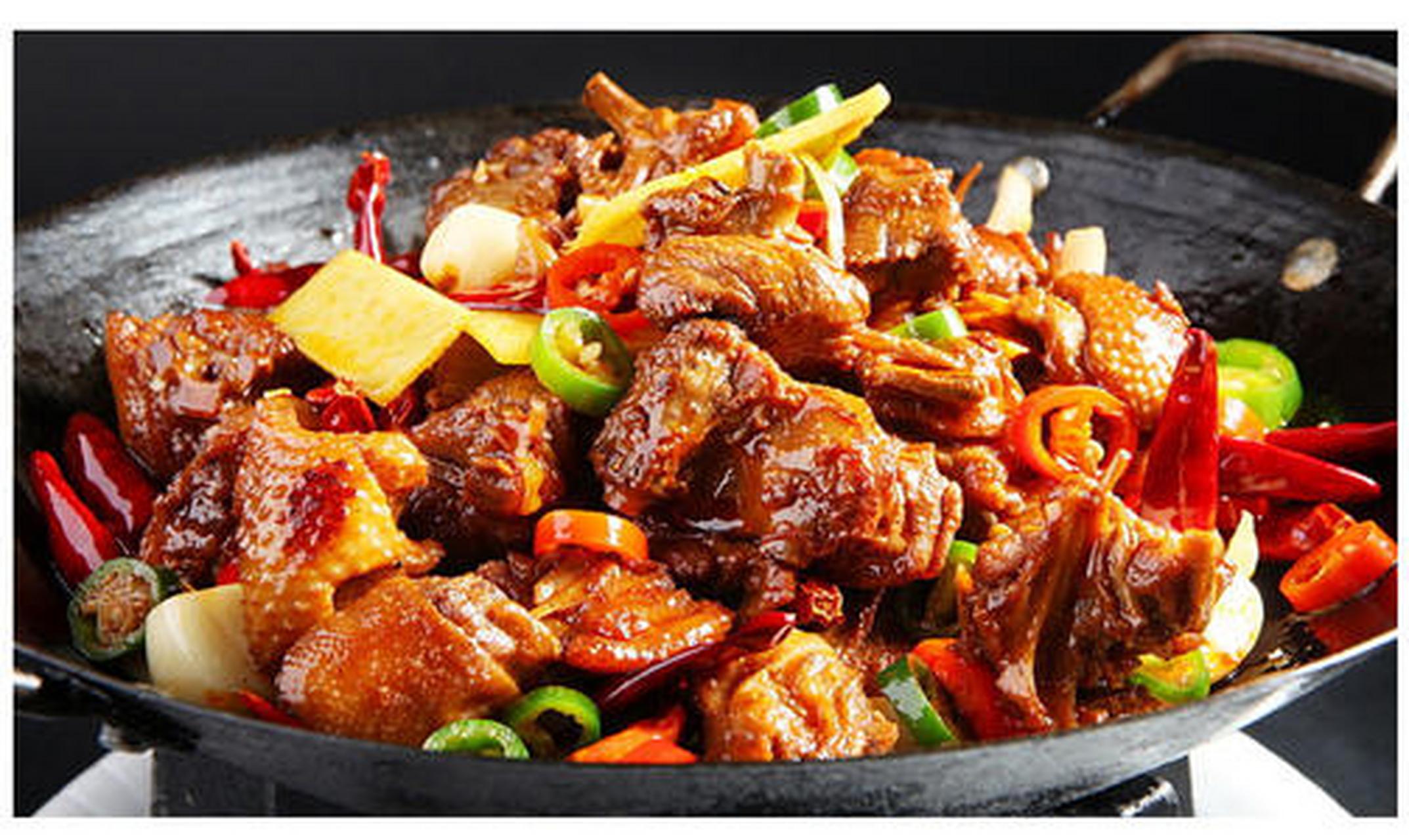 此外,在干锅下,通常放萝卜或其他蔬菜作为底.