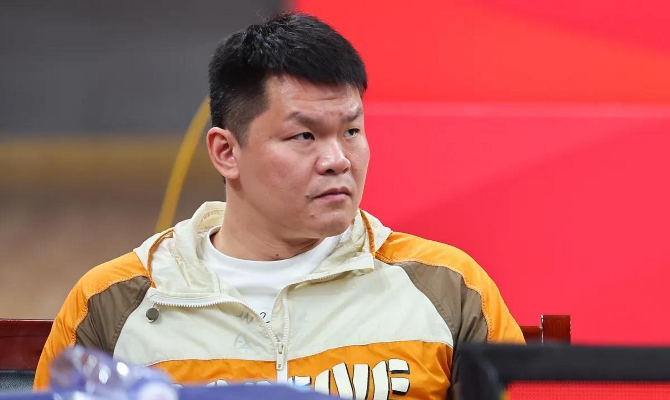 赵义明这名内线球员其实挺不错的,有身高有吨位对付韩德君这种内线最