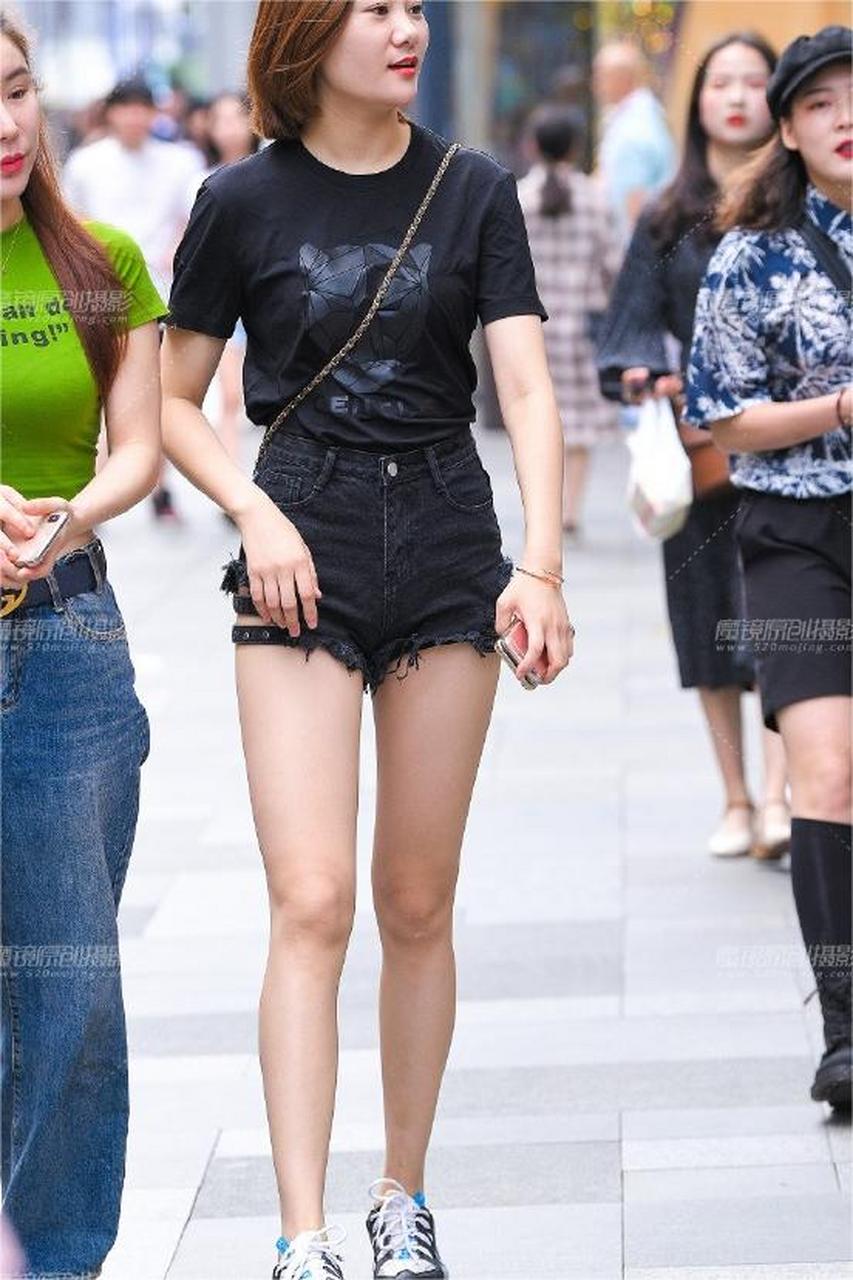 街拍:热裤小月牙,美丽可爱,时尚漂亮.