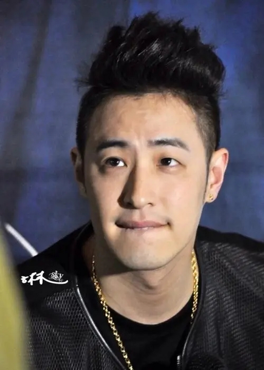 单从夫妻层面上来看,潘玮柏对老婆宣云还是挺不错的,至少衣食住行都会