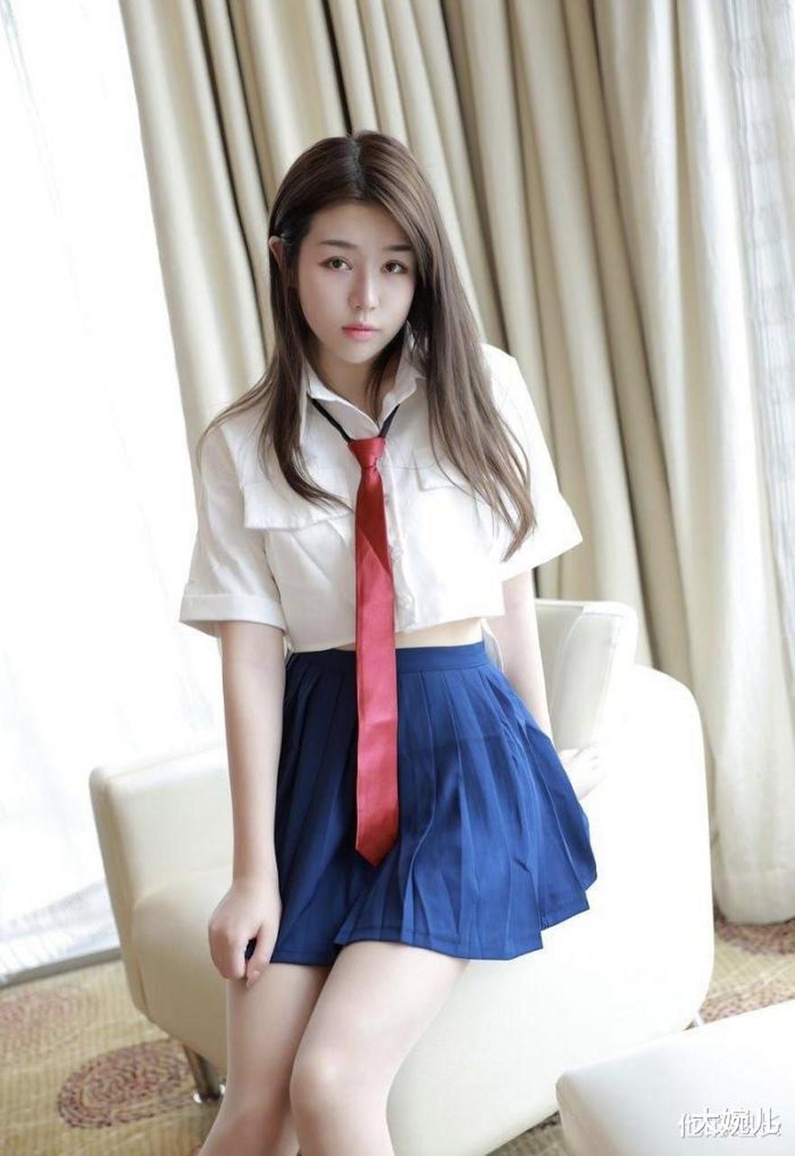 美女图集:肉丝美腿百褶裙,清纯可人学生妹