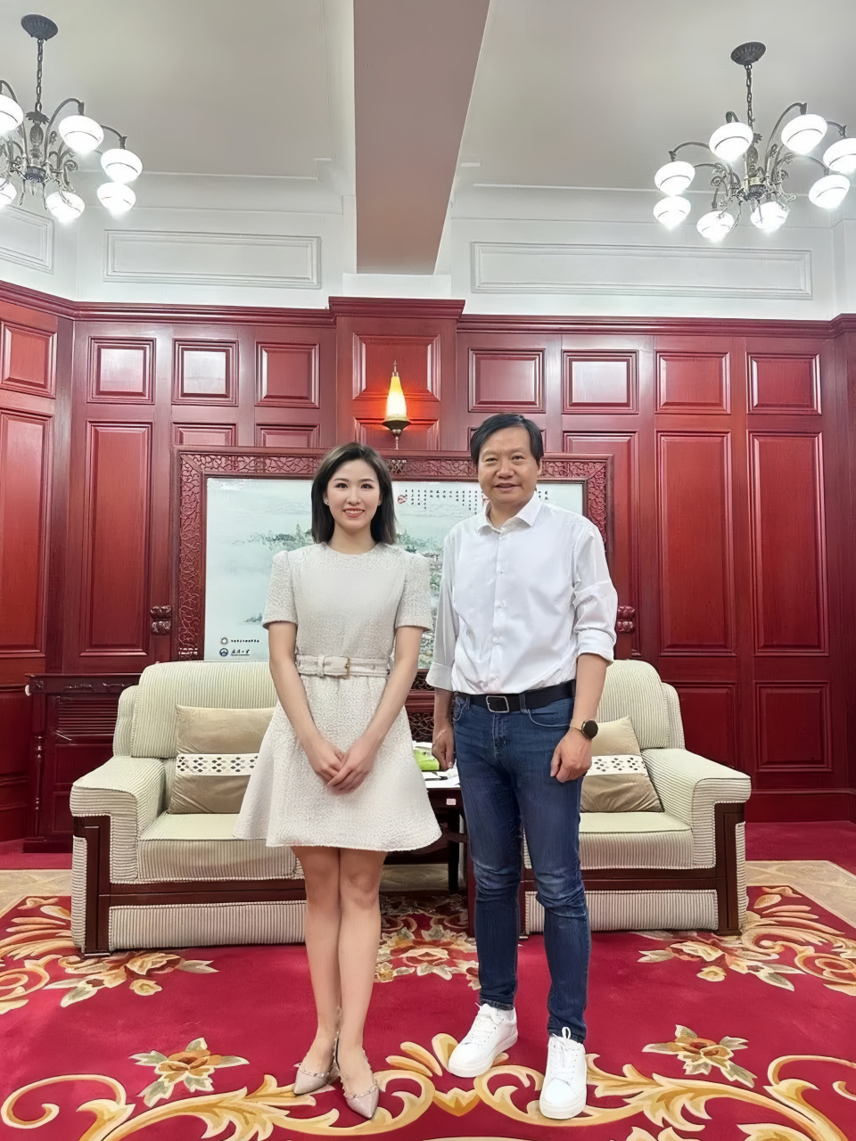 雷军一直保持着不变的穿衣风格,他喜欢穿牛仔裤搭配衬衫和运动鞋,这套