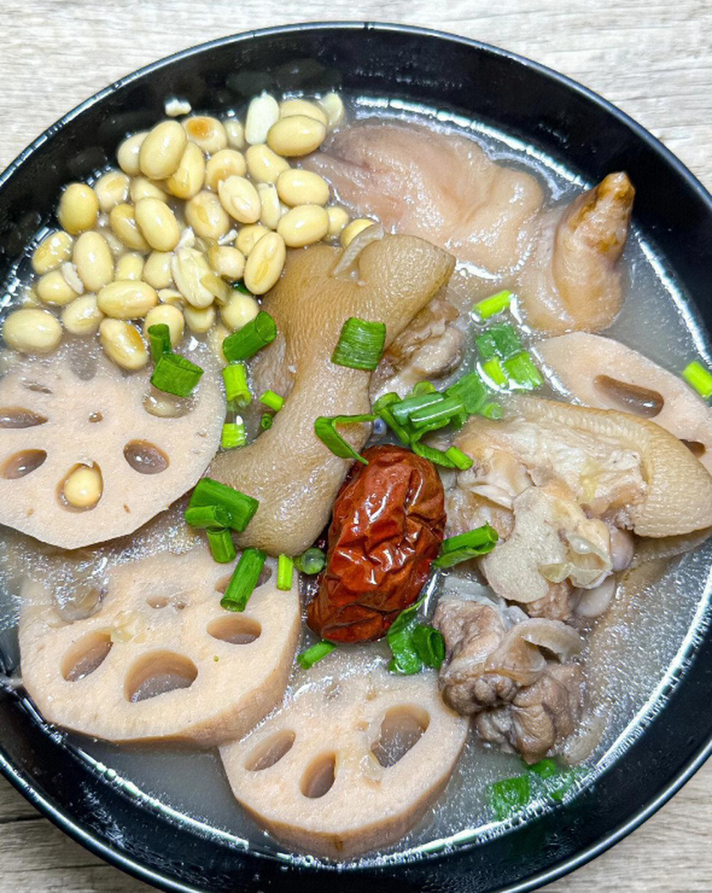 超好喝的莲藕猪蹄汤,营养丰富,滋补养生,一口下去超满足