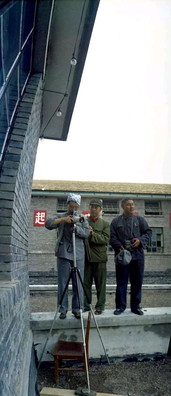 看图说话#60年代,照片中这个戴眼镜,扎白头巾,穿着一身灰色衣服的人