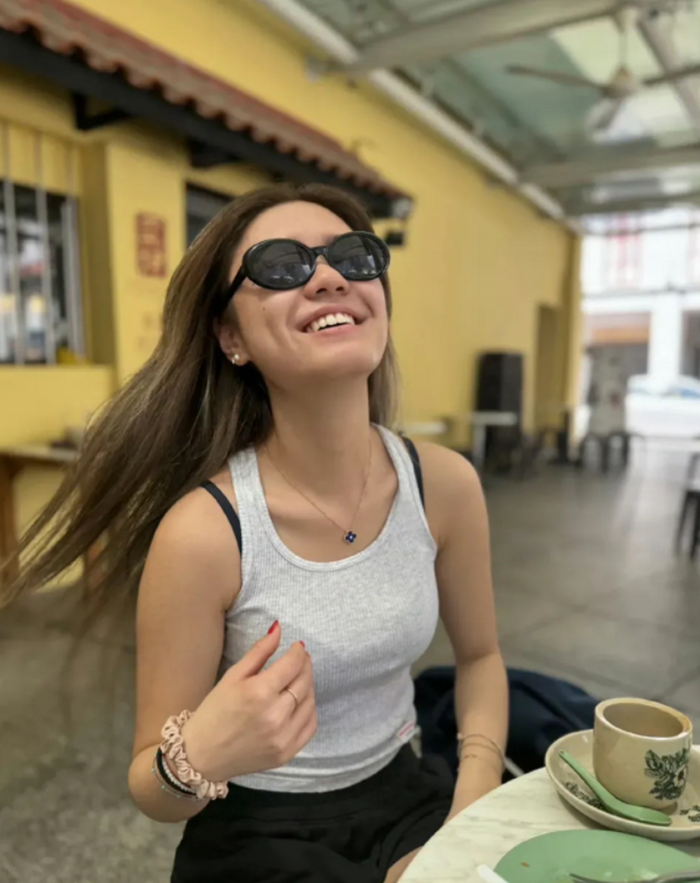 钟镇涛19岁的女儿钟懿好漂亮,浓眉大眼,笑容灿烂