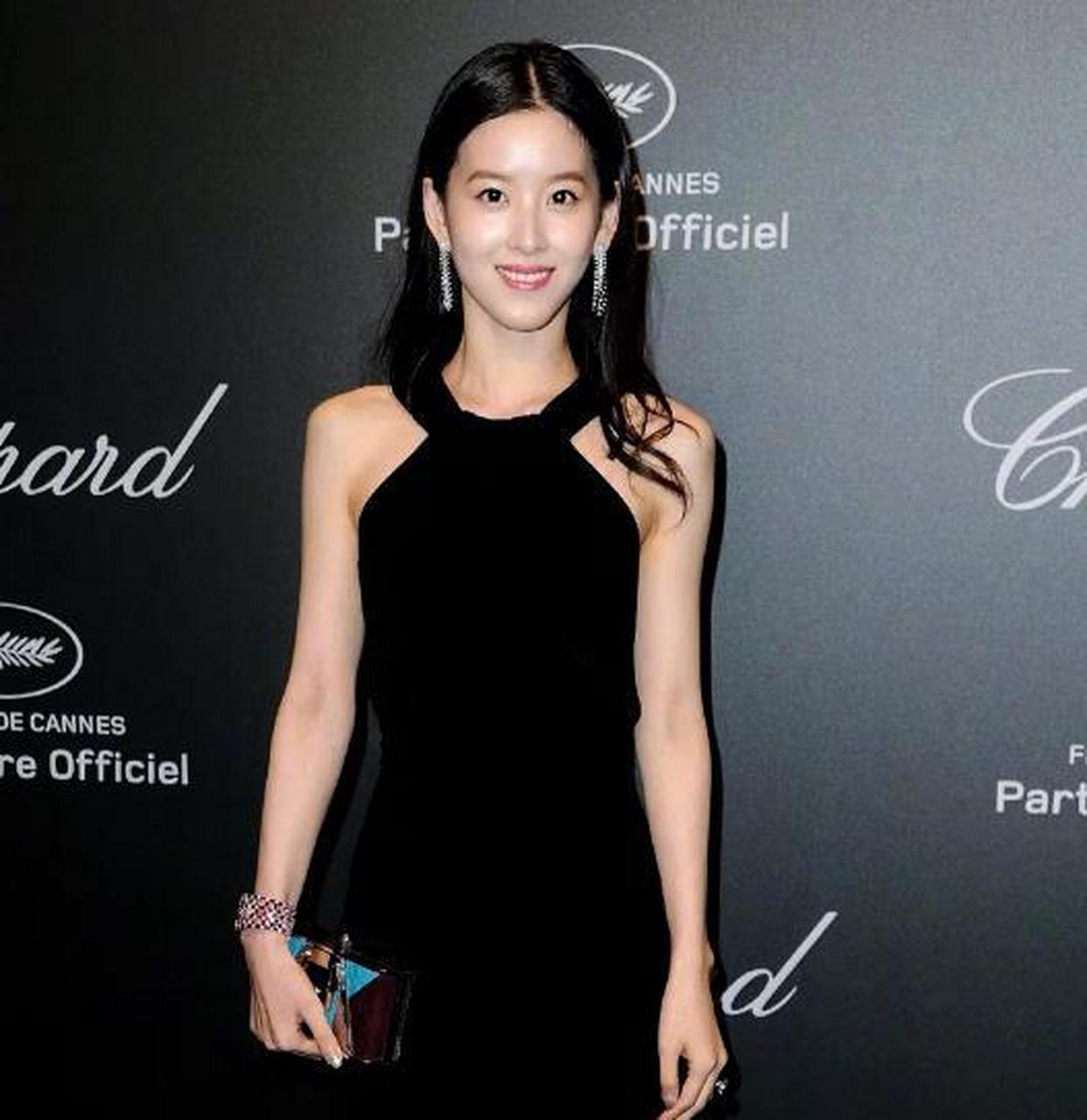 章泽天一身黑裙,性感大方!