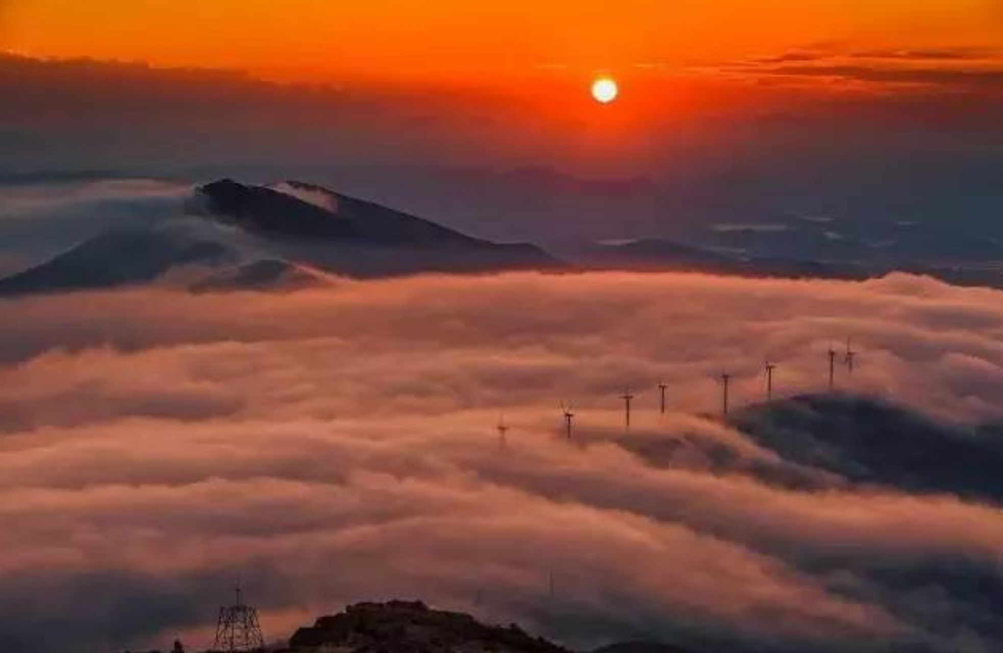 寻美温州#  鹤顶山还没挡住日落就被厚厚的云层"捷足先登" 图片出自