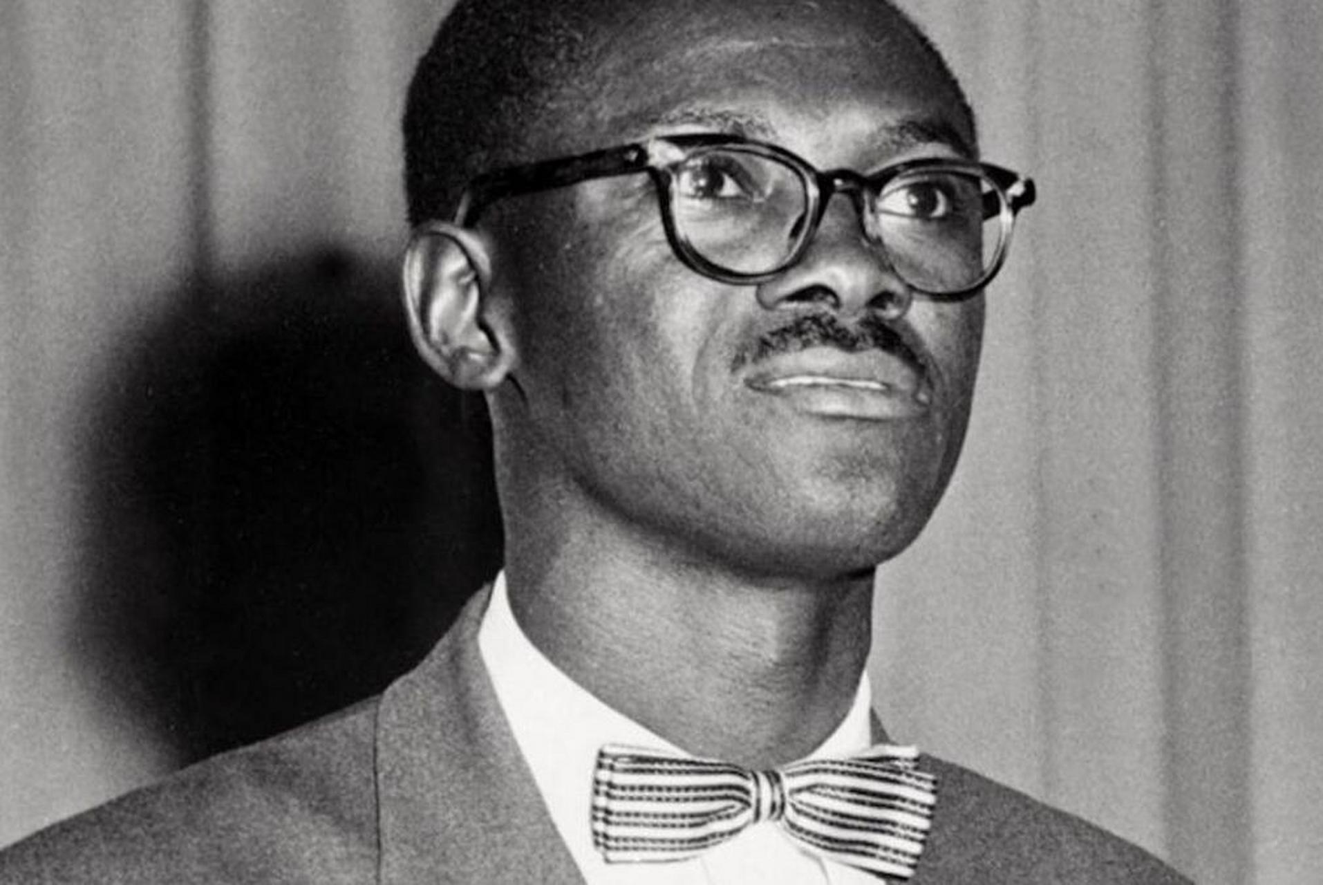 1961年,照片中的刚果总理卢蒙巴被叛军捆绑着,双眉紧皱,目光空洞地望