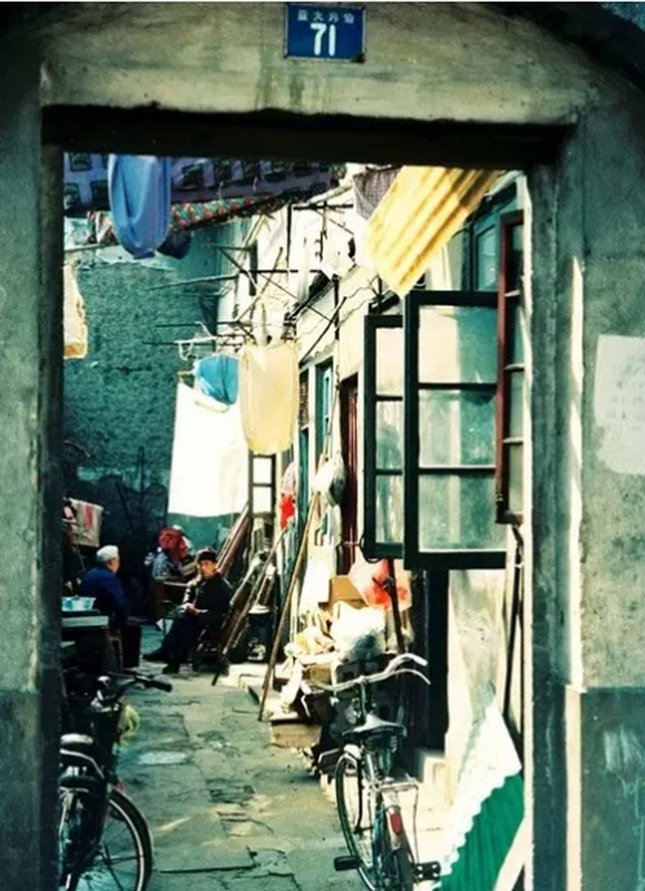 2000年11月,杭州,直大方伯71号老墙门.