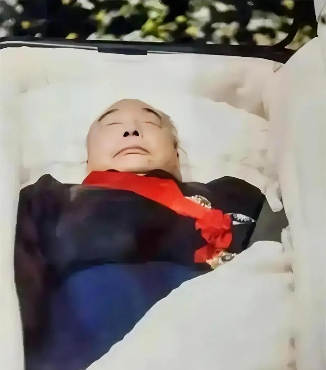 蒋经国"入殓"时的遗容,镜头中的他身穿黑色马褂,神态安详的躺在棺椁当
