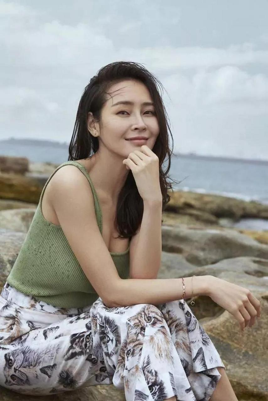 大美女于明加,性感迷人,妩媚多姿,楚楚动人.女人味十足