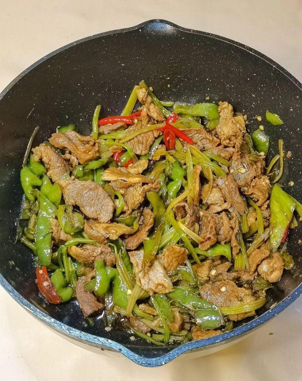 芹菜青椒炒肉图片