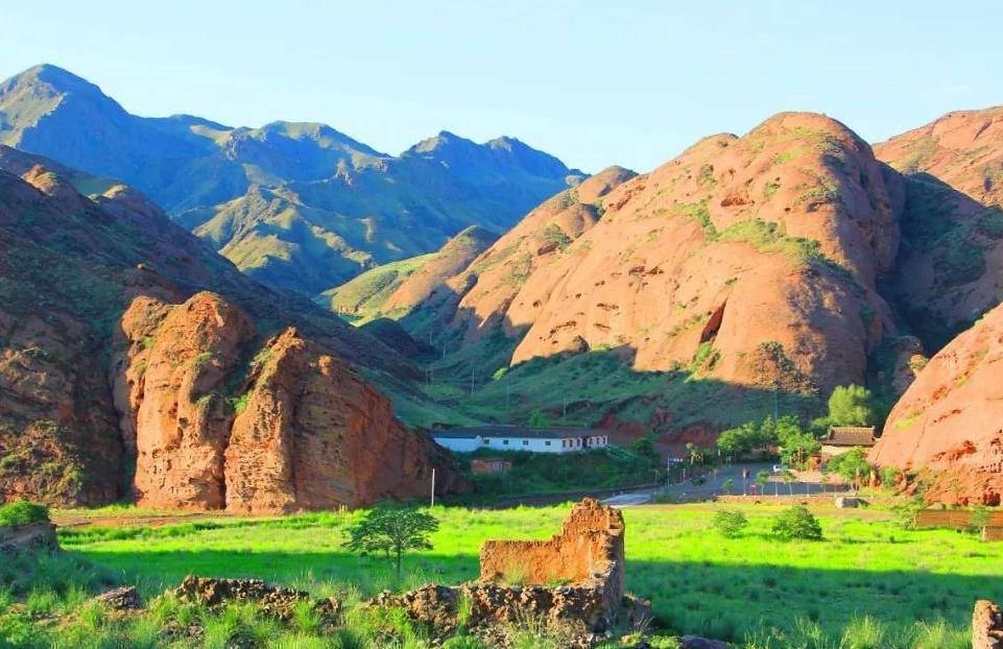 寺口子是宁夏中卫市香山脚下的一座小众旅游景点,虽然名气不大,但风景