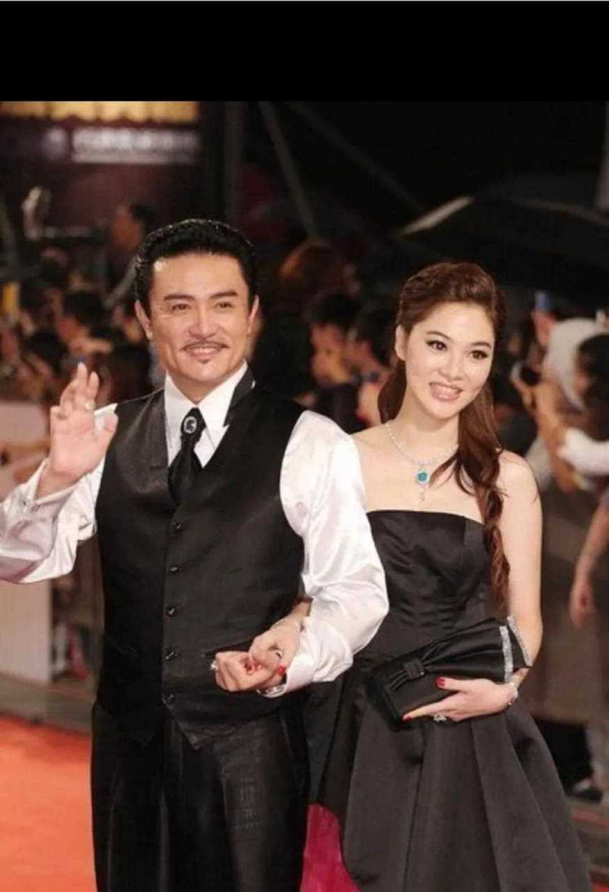 资深男星李罗和老婆熊家婕婚后生下一双子女,女儿李紫嫣如今已是18岁