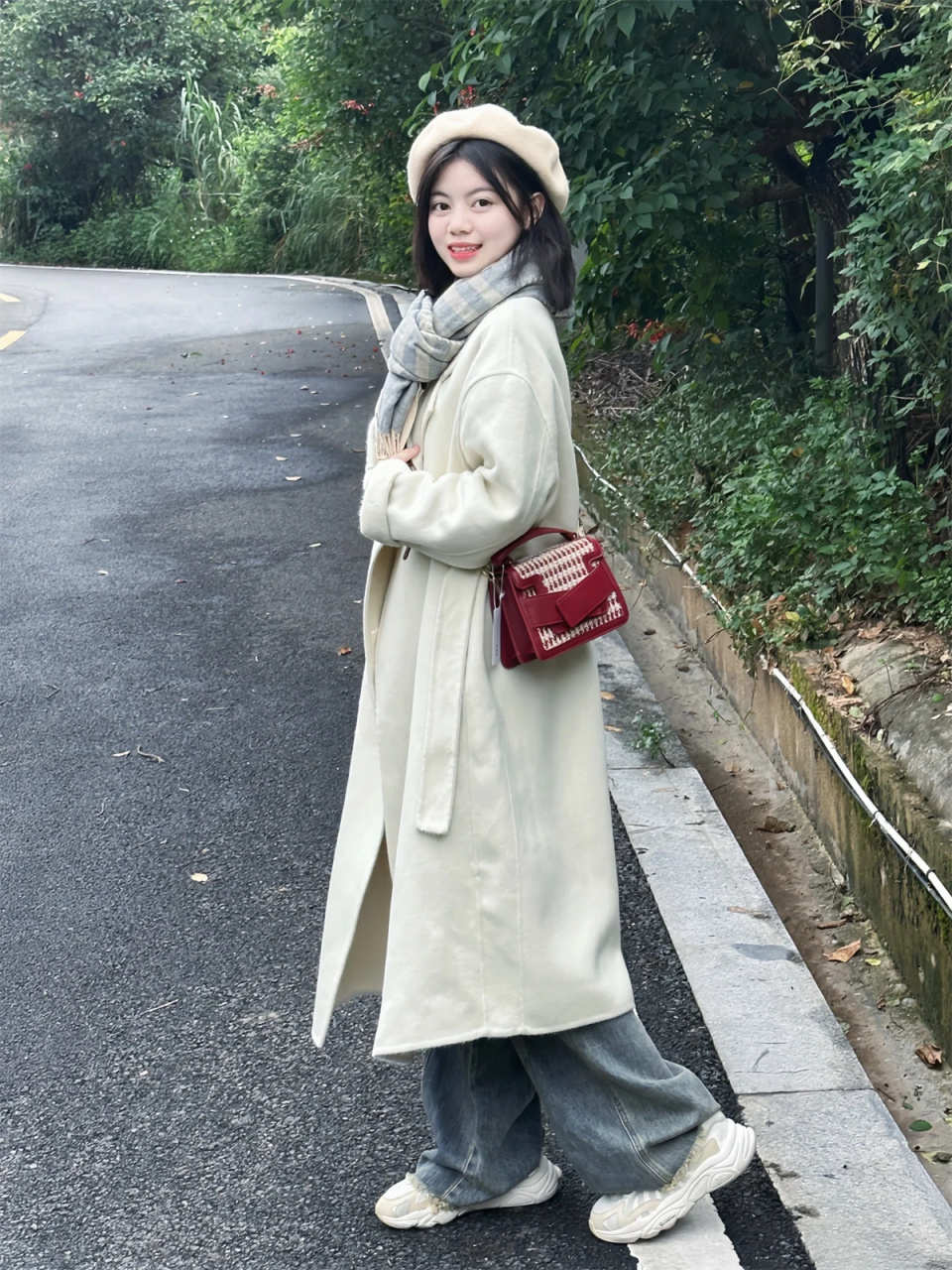 9种户外大衣氛围感拍照姿势 氛围感绝啦!  摄影达人必备!