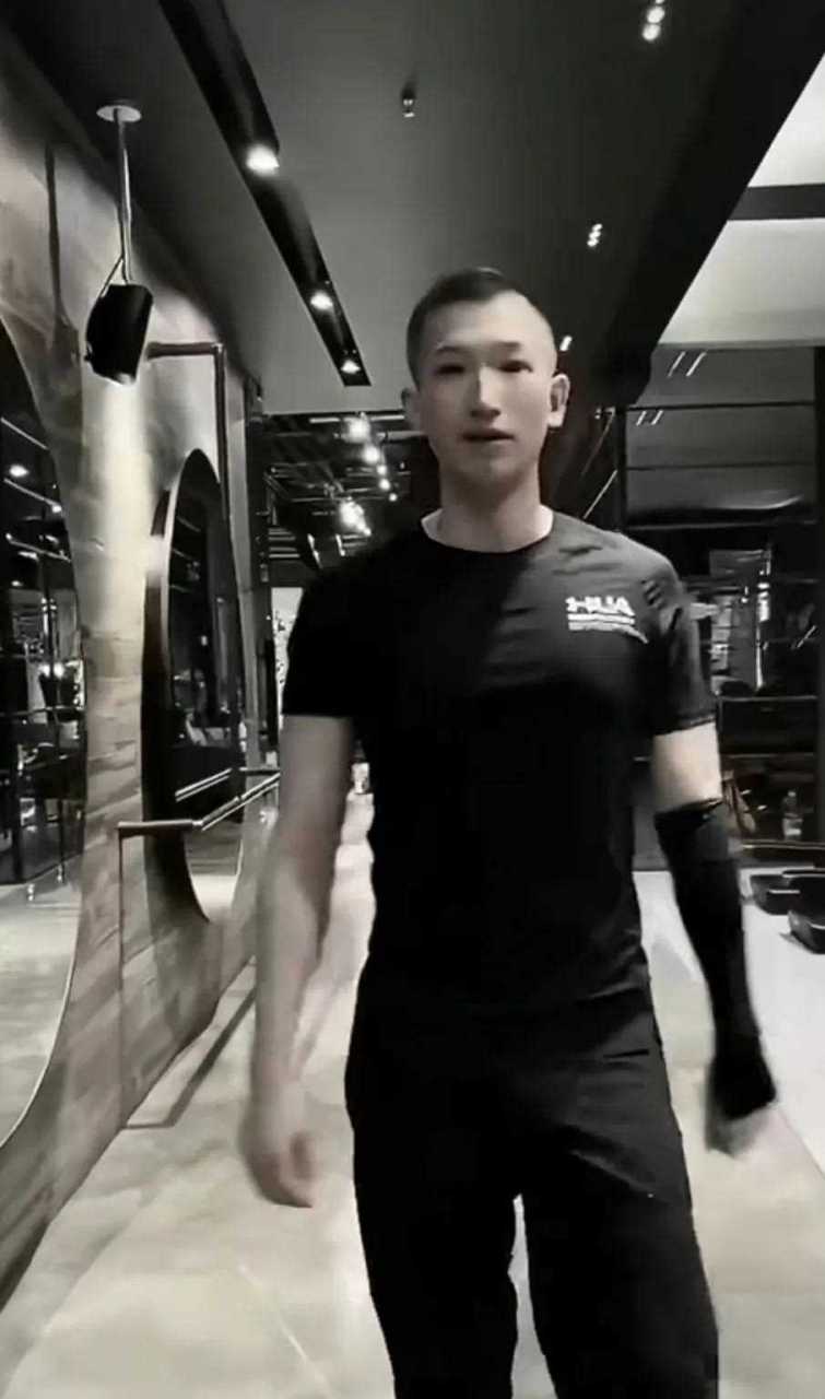 狗磊没给对方面子,一直在忍着!表明态度:炒作不了!现在这个年代不能