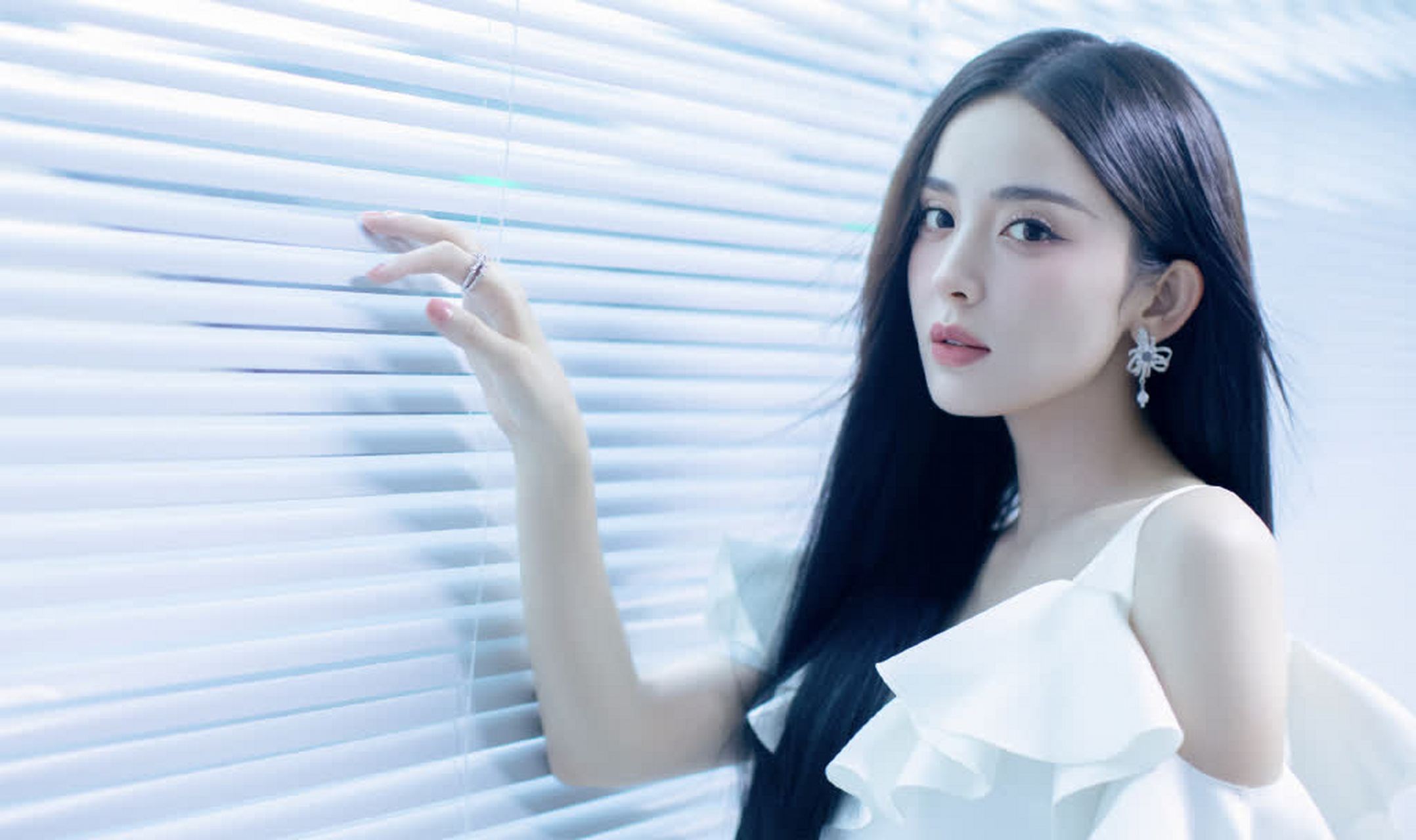 古力娜扎晒了一波秋日美照:眼睛如星,清如水,明如月.