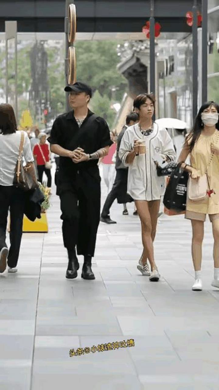 "雄兔脚扑朔,雌兔眼迷离;双兔傍地走,安能辨我是雄雌!