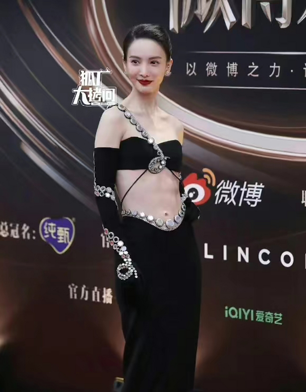 金晨的身材是真好,这腹肌和马甲线太让人羡慕了,夏天到了,女明星们都