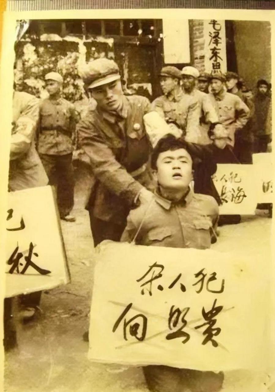 这是60年代,公审大会的现场,一名即将被宣判死刑的犯人,面对镜头他