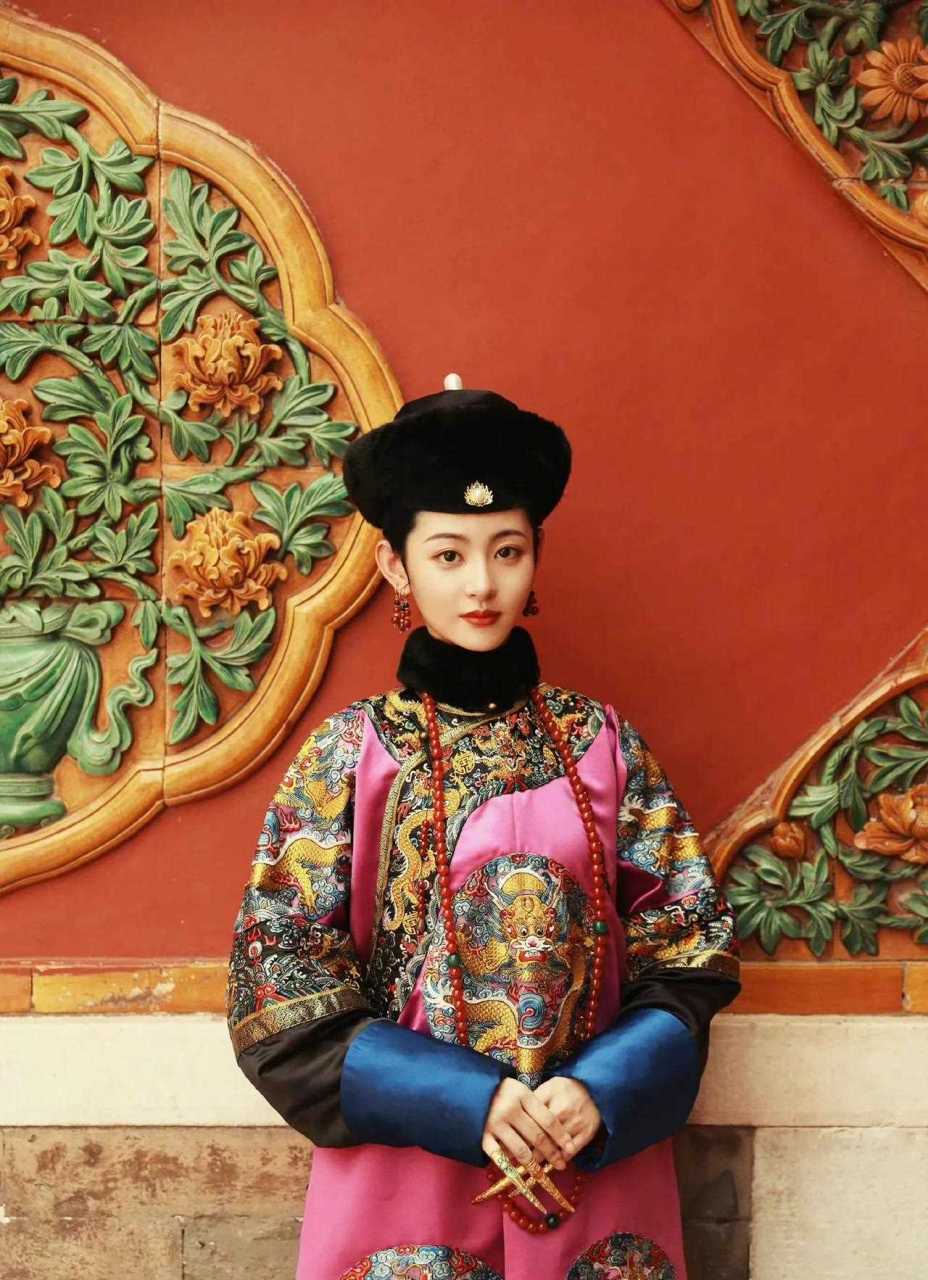 于正新签的女演员 婚纱女模小核桃现在成为于正的签约女演员啦 [二哈]