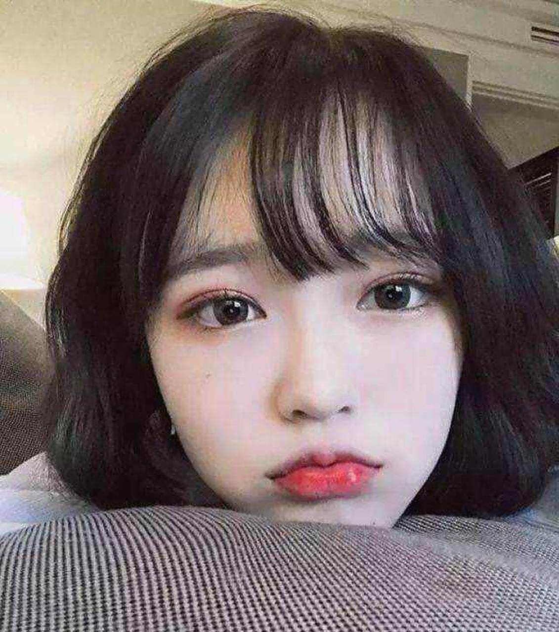 "    女b:"白天穿得让男人傻眼!"    女a:"晚上呢?