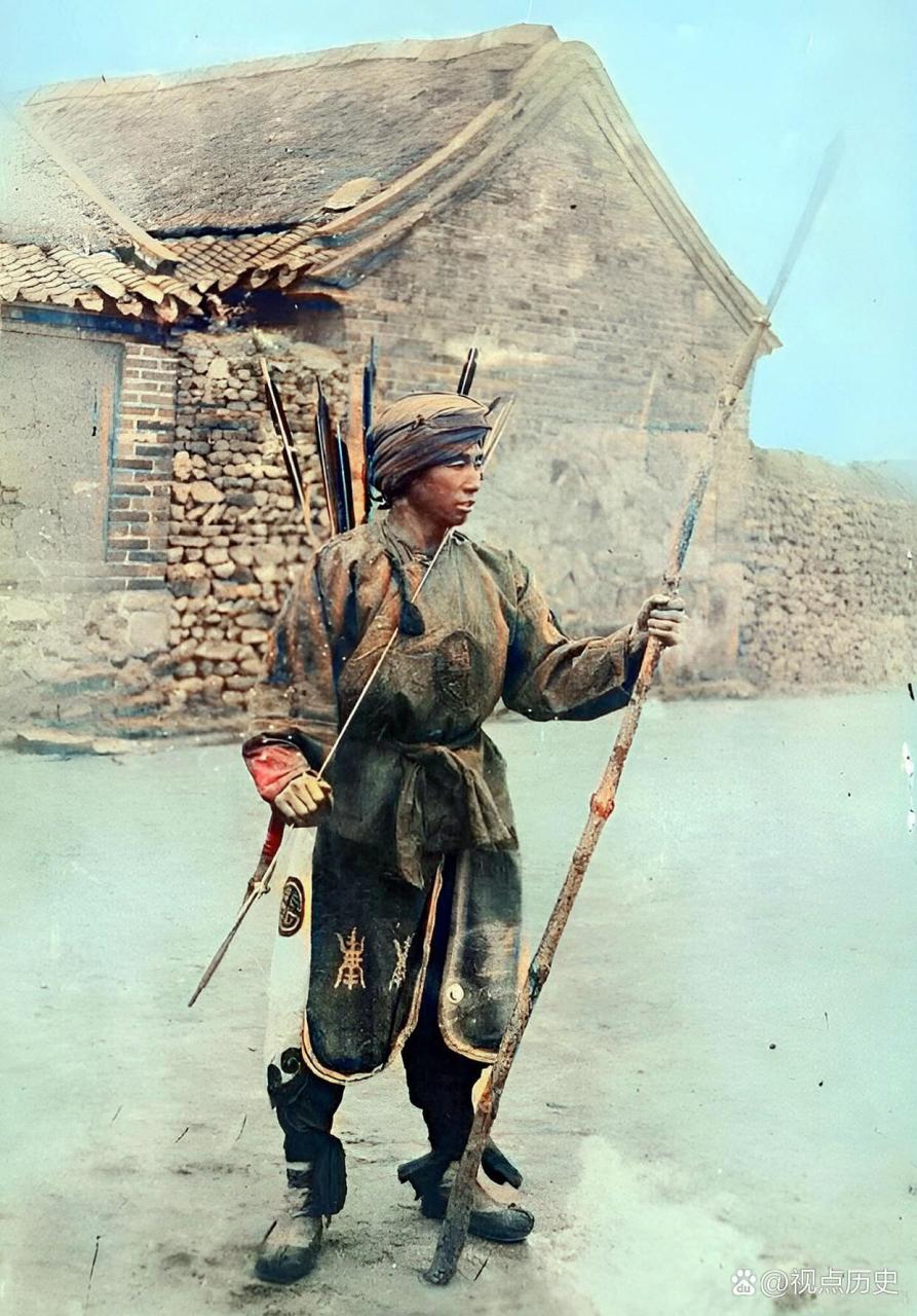 镜头下,他穿着富有特色的衣服,背上的箭袋里装满了箭矢.