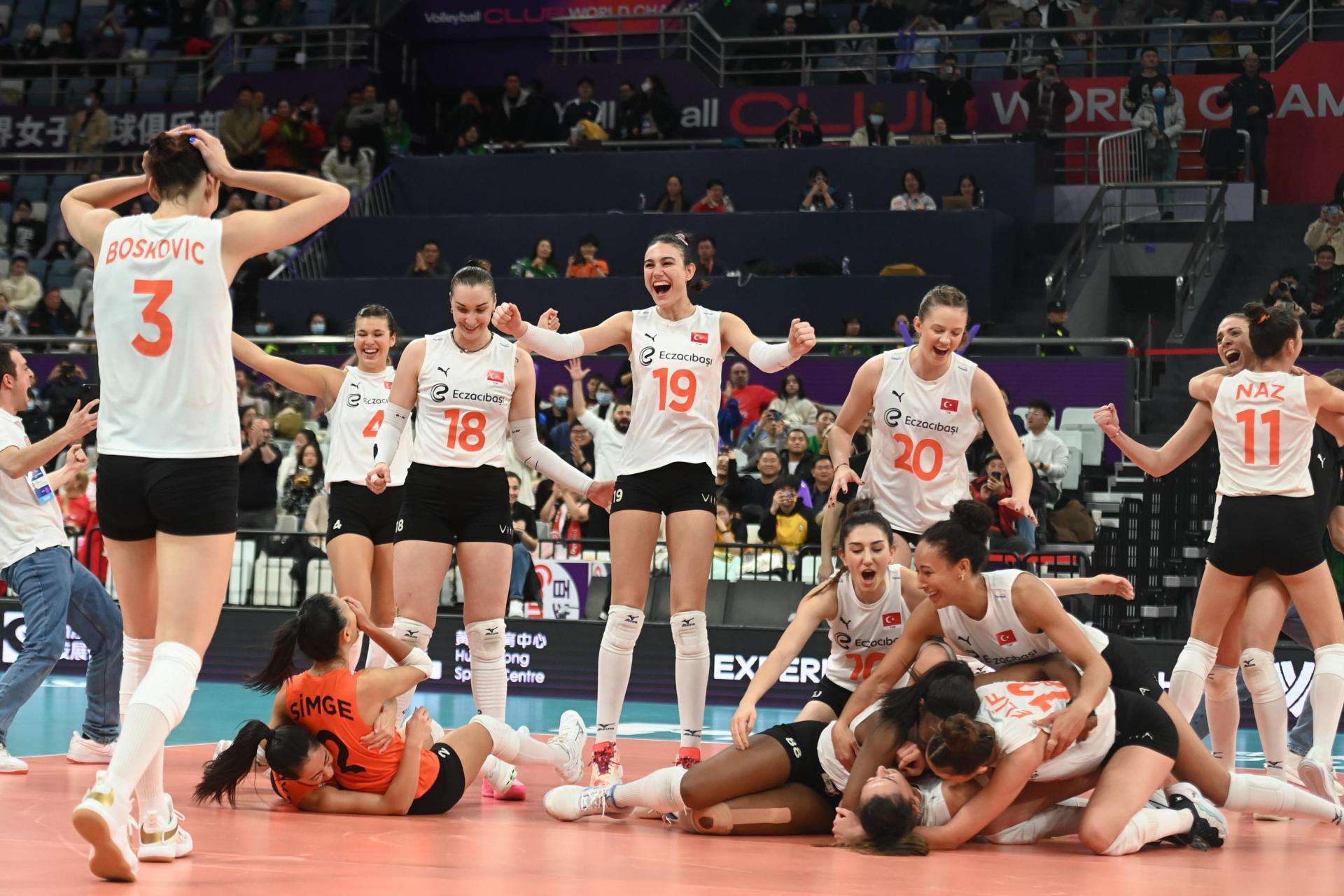 伊萨奇巴希女排3-2逆转瓦基弗银行,第三次夺得世俱杯冠军!