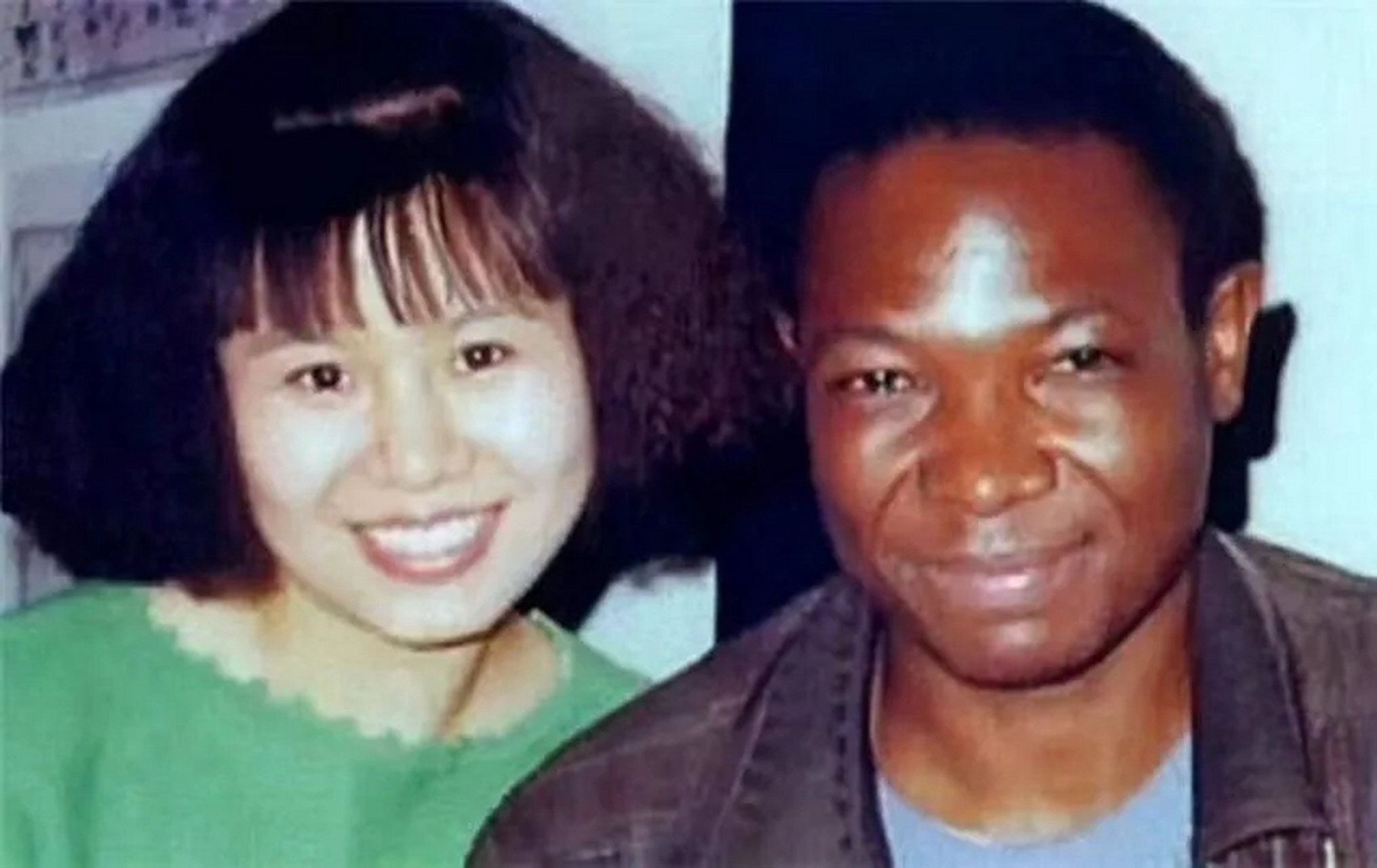 1996年,28岁的清华才女王丽红铁了心要嫁给乌干达黑人留学生苏玛,父母