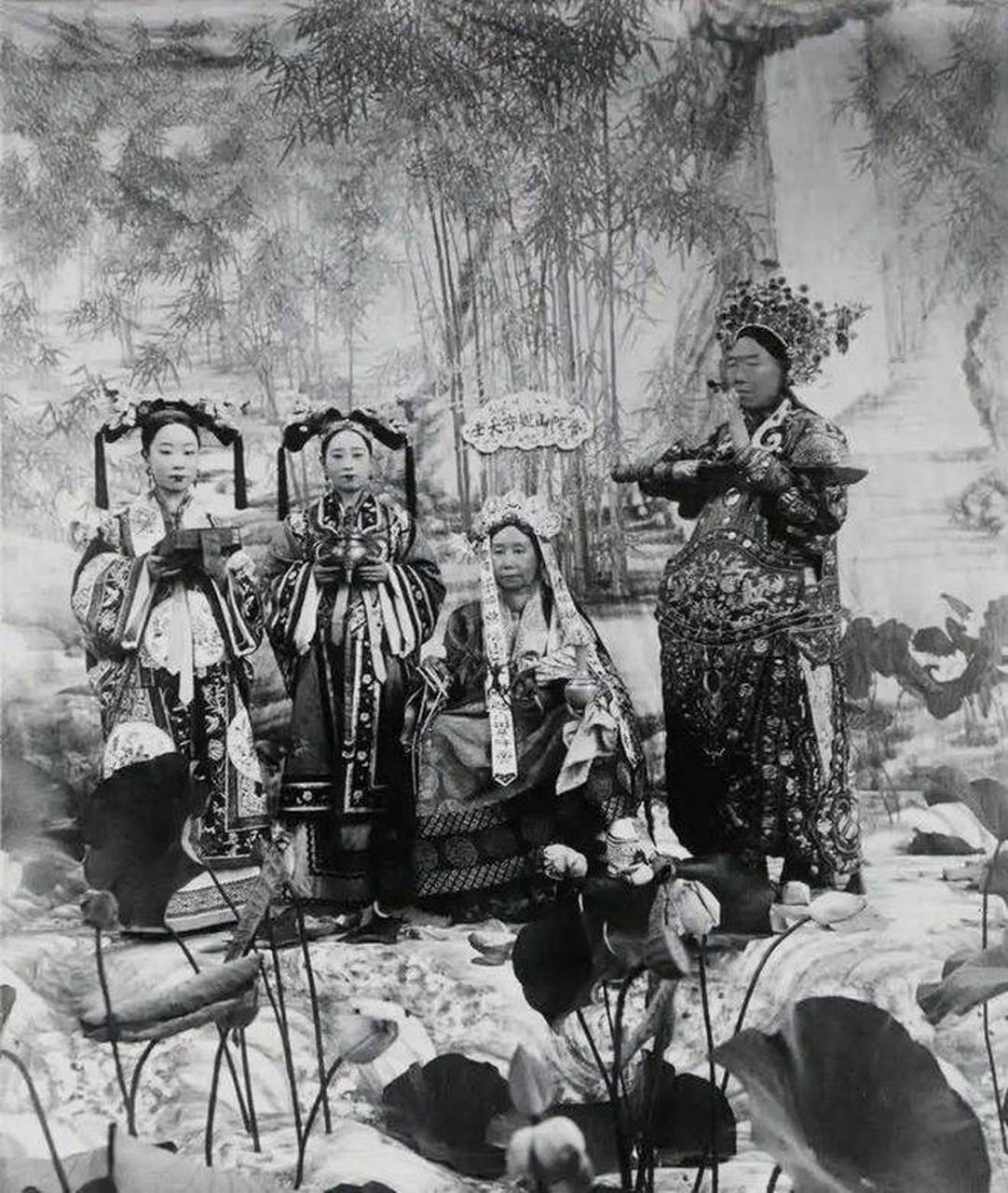 慈禧在洗澡时,只留李莲英一个人来照料她.