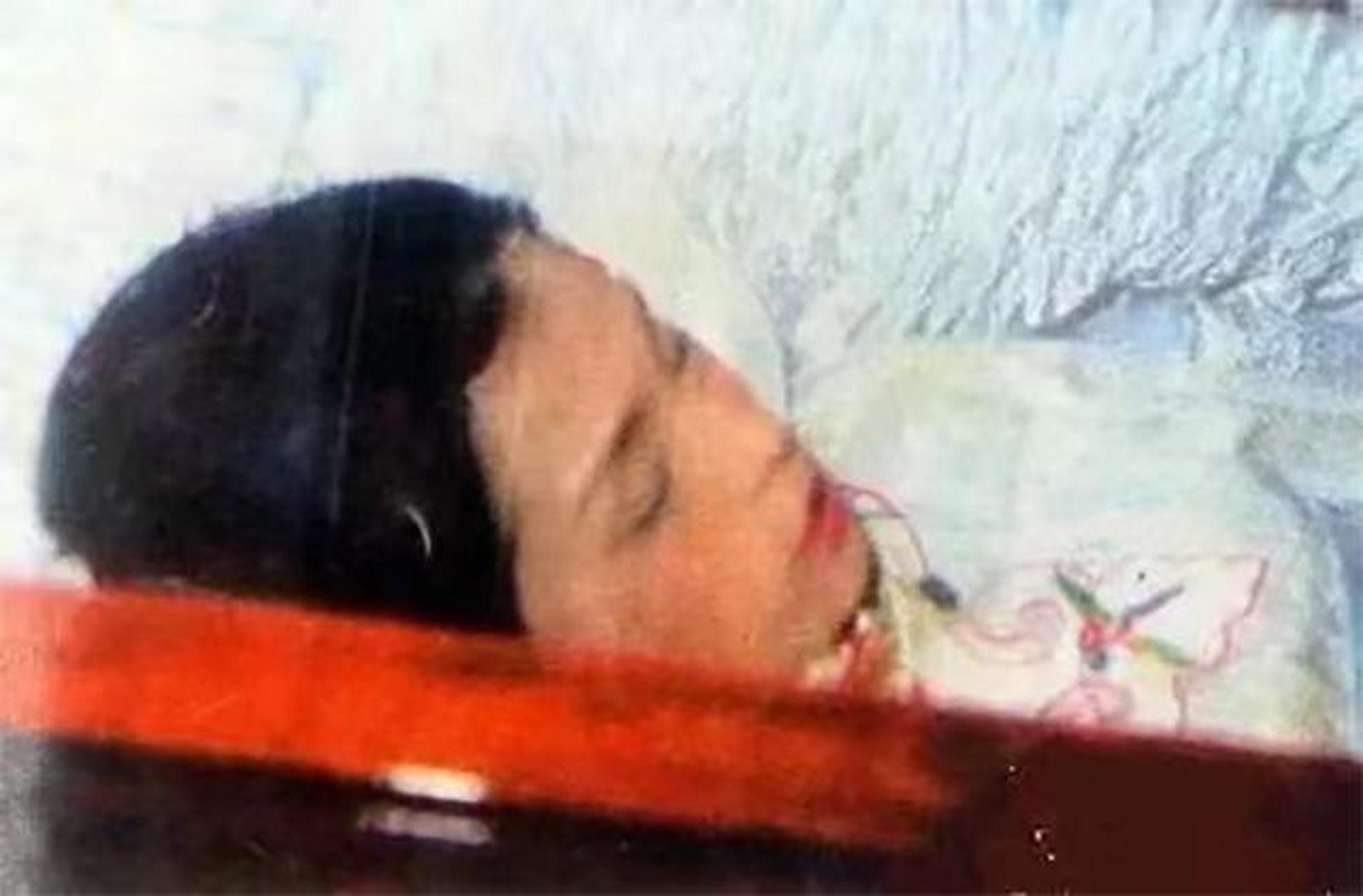 1985年,香港九龙世界殡仪馆,女星翁美玲在"入殓"时留