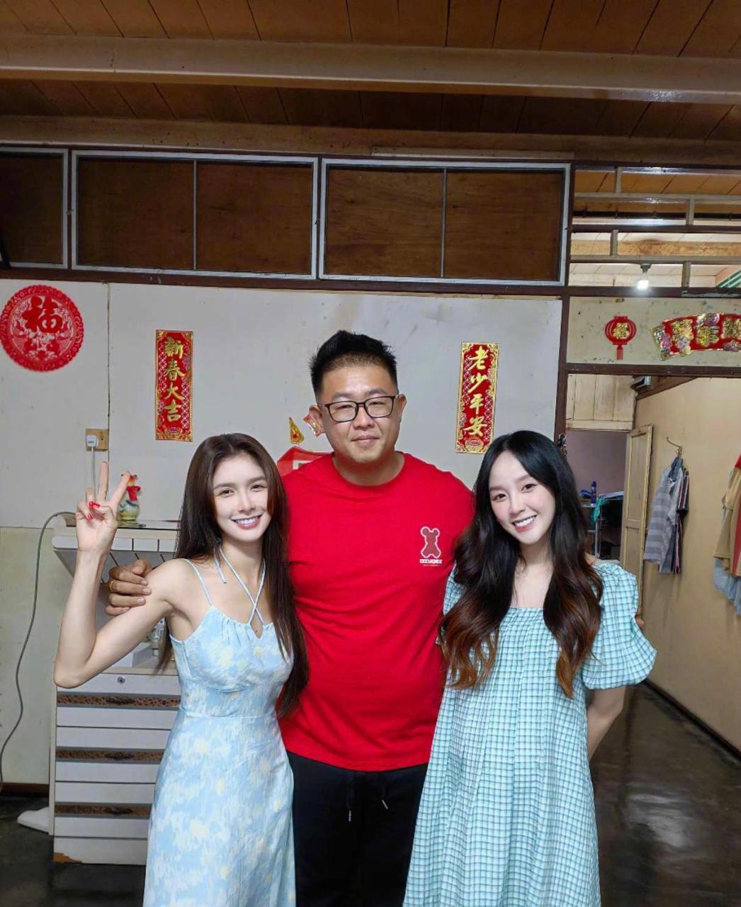 网友:王大陆和蔡卓宜父母亲人合照,这对cp 还挺长久的,就是王大陆的脚