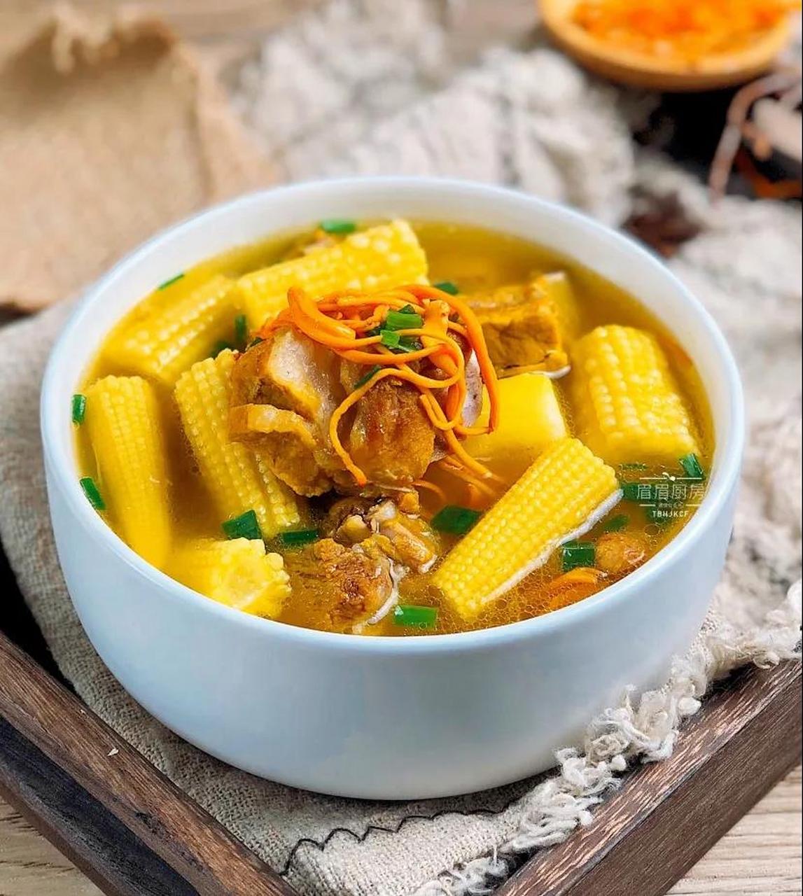 玉米笋排骨汤 玉米笋形似笋尖,色若珍珠,口感甜脆,其含有大量的纤维