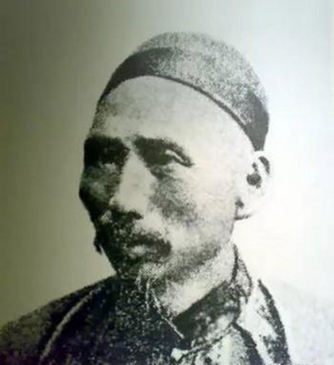 1959年某个黑夜,"嘣"一声,村民们炸开了丁汝昌的墓.