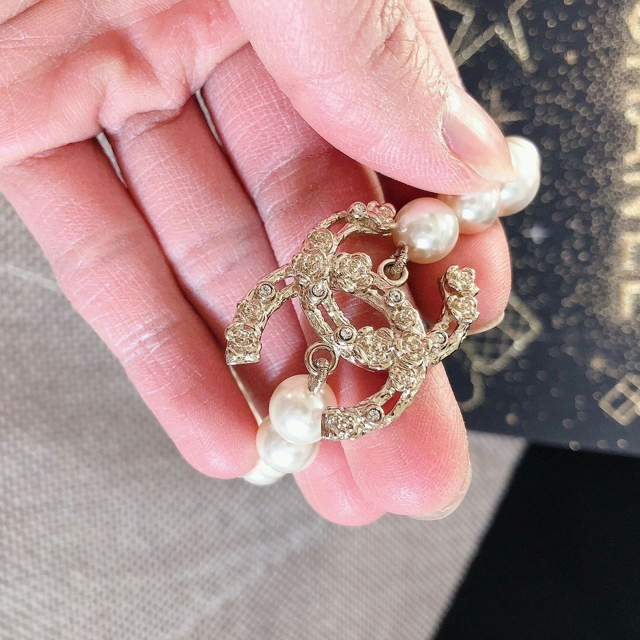 香奈儿chanel2022手链 被双clogo上的浮雕山茶花深深吸引住,今天拿到