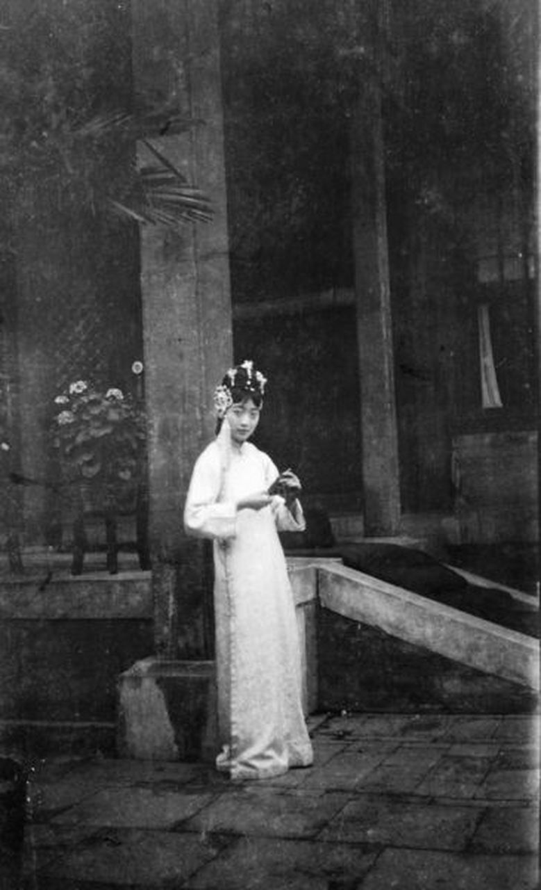 末代皇后婉容骑自行车照片