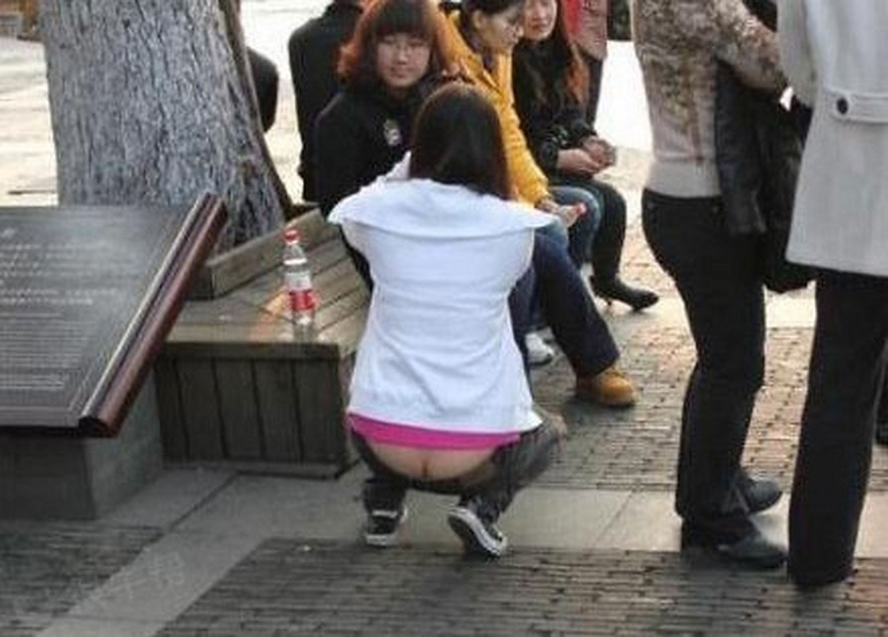 gif创作人# 图1--暴强:穿低腰裤还不穿内内还要蹲着,还要选人的地 