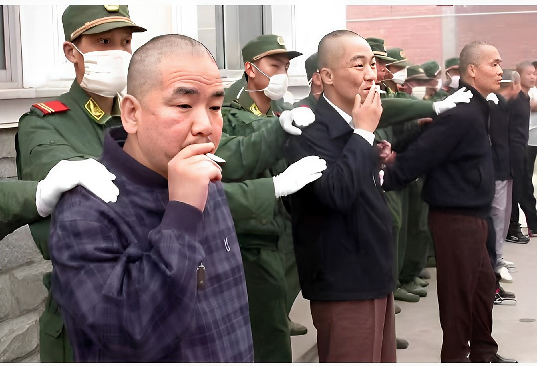 2000年,潜逃在外的梁三落网,终于得到了应有的惩罚