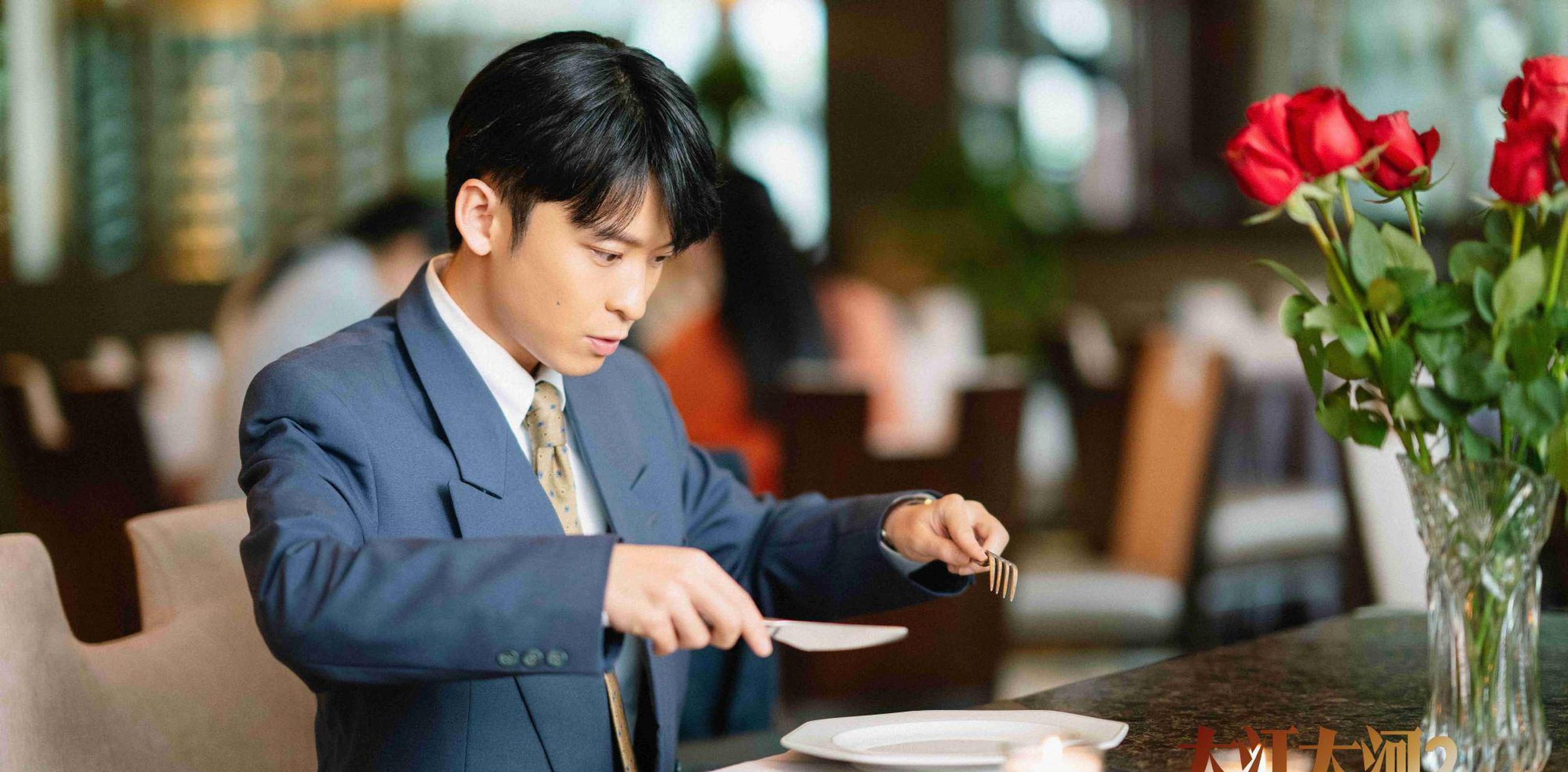 富二代中的实力派,《大江大河2》演技亮眼,现实家庭事业双丰收