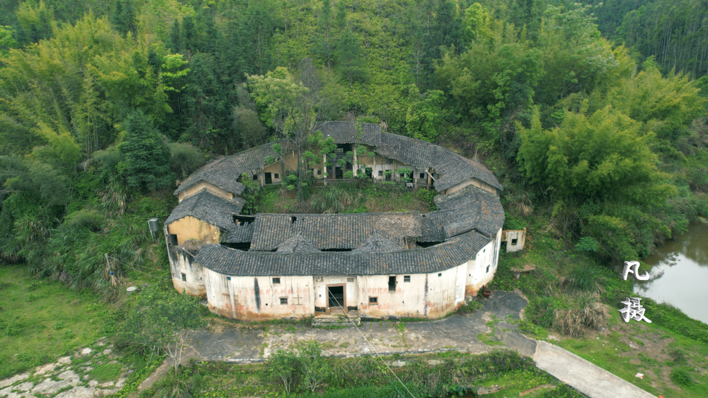 有一座废弃的客家古民居,它是一座客家建筑风格的老房子