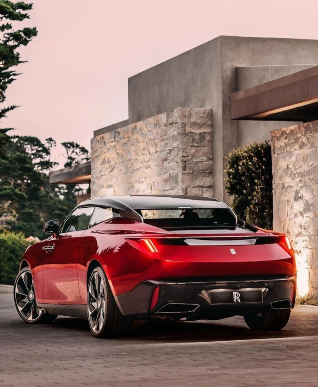 就是劳斯莱斯 la rose noire droptail,而且还是超级神秘的黑玫瑰