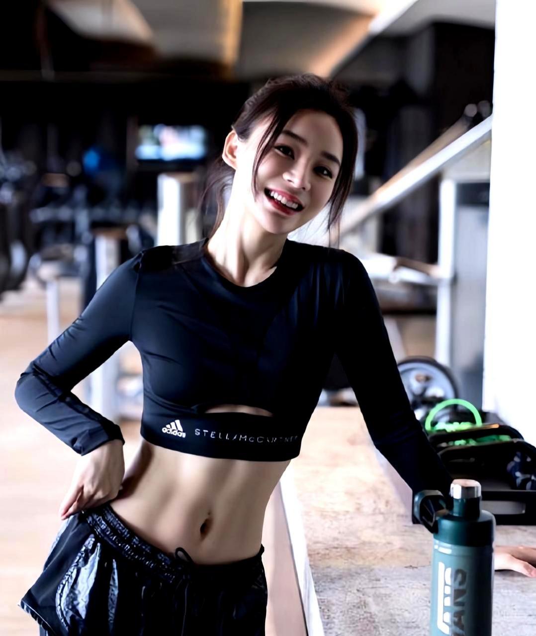 袁姗姗的腹肌线条非常明显,看来她平时锻炼量很大.