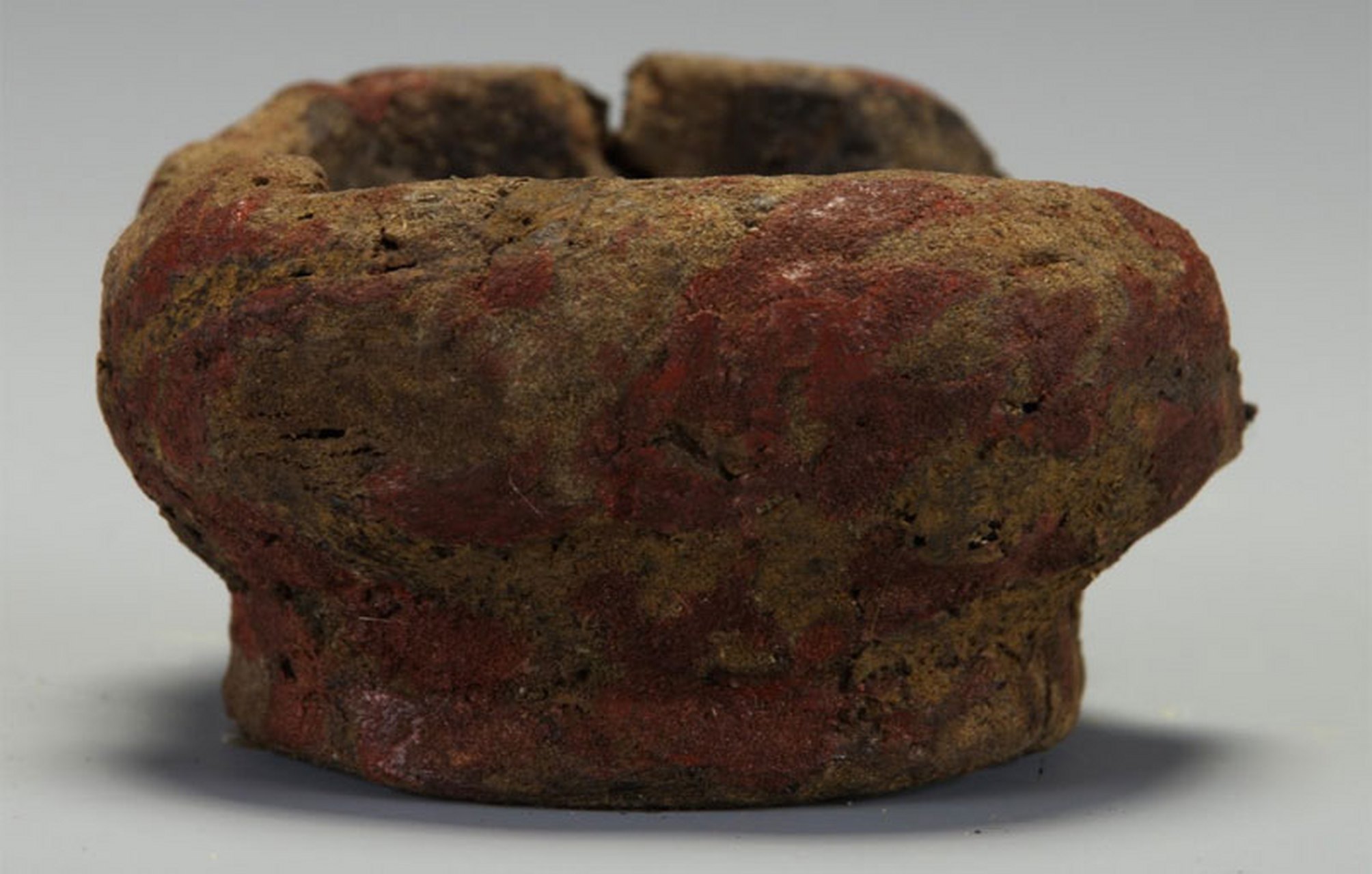 中国禁止出国展览文物之:河姆渡出土朱漆碗  河姆渡出土朱漆碗目前