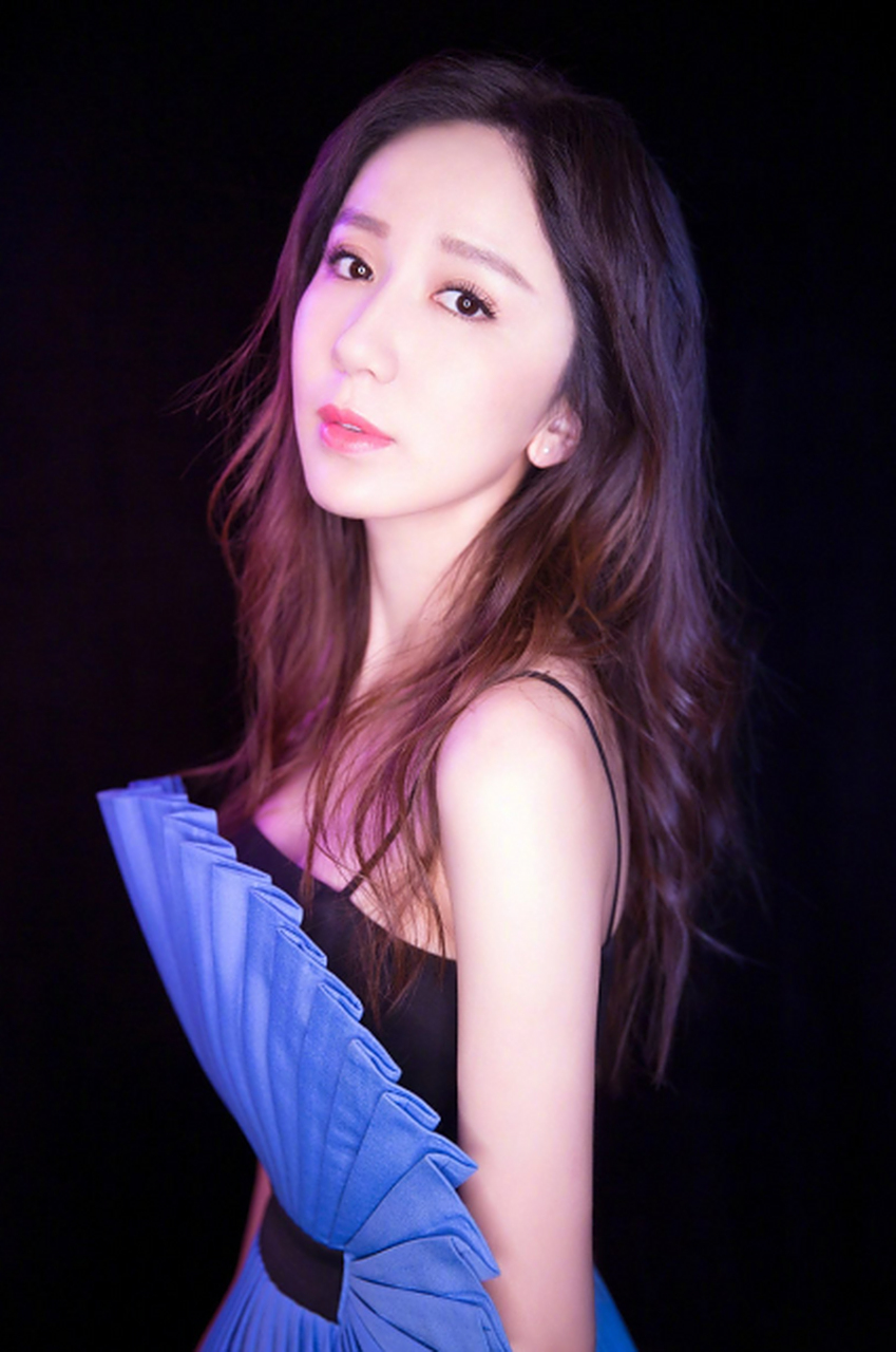 跨界歌王-娄艺潇高调现身上海超市,打扮时尚,状态绝佳(首先喜欢她演的