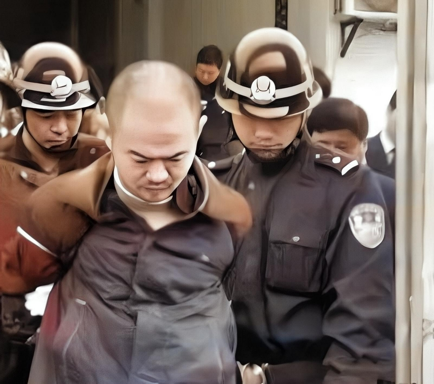 因为职业的原因,他在成长过程中经历了太多的冷嘲热