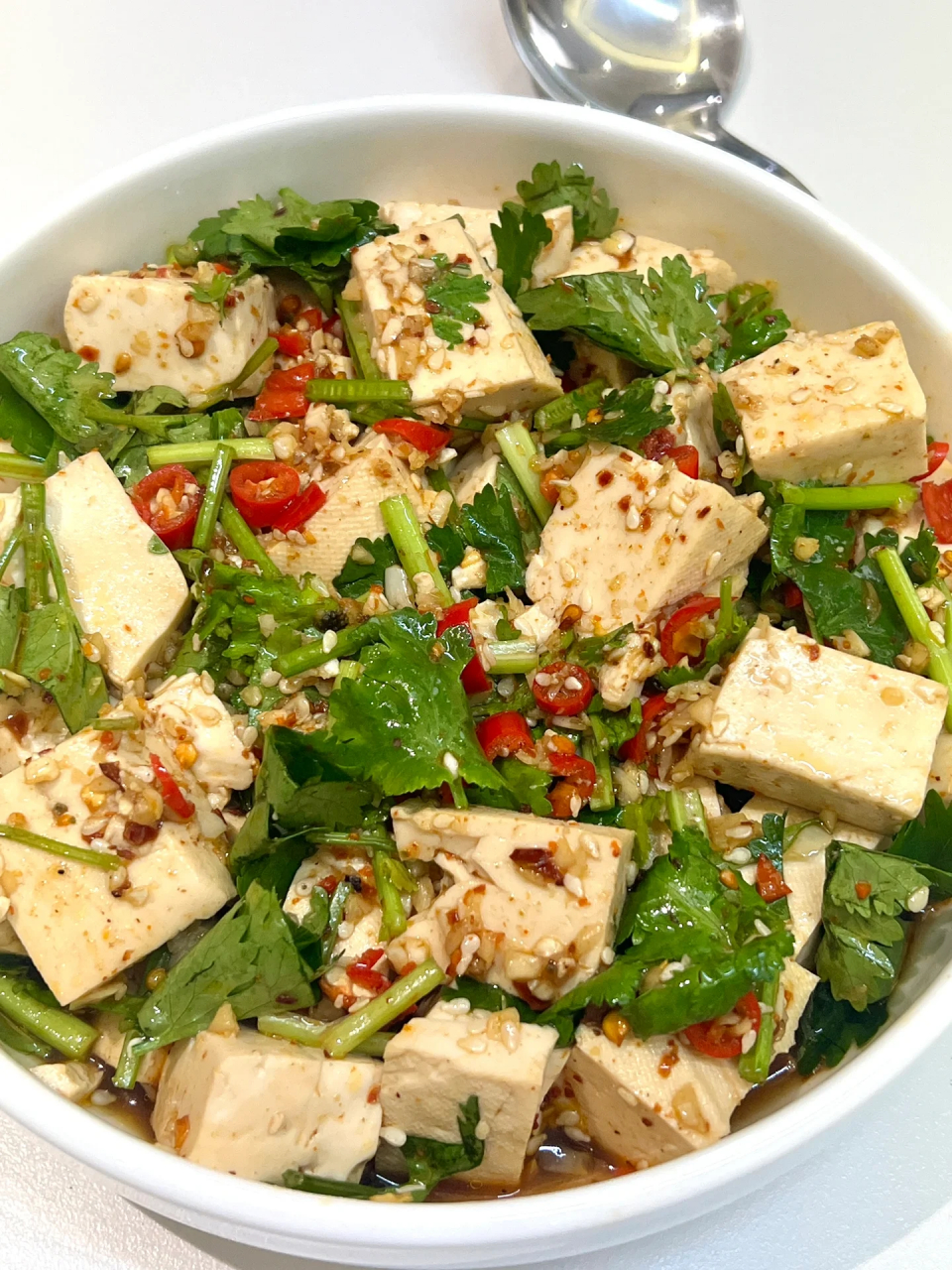 内脂豆腐拌香菜,再淋上料汁真的贼好吃啊!做法还巨巨巨简单!