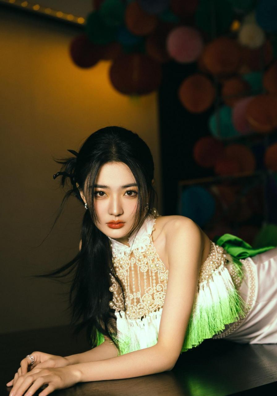 徐璐身着新中式改良式礼服,登上央视一套古韵新声春节晚会,东方韵味