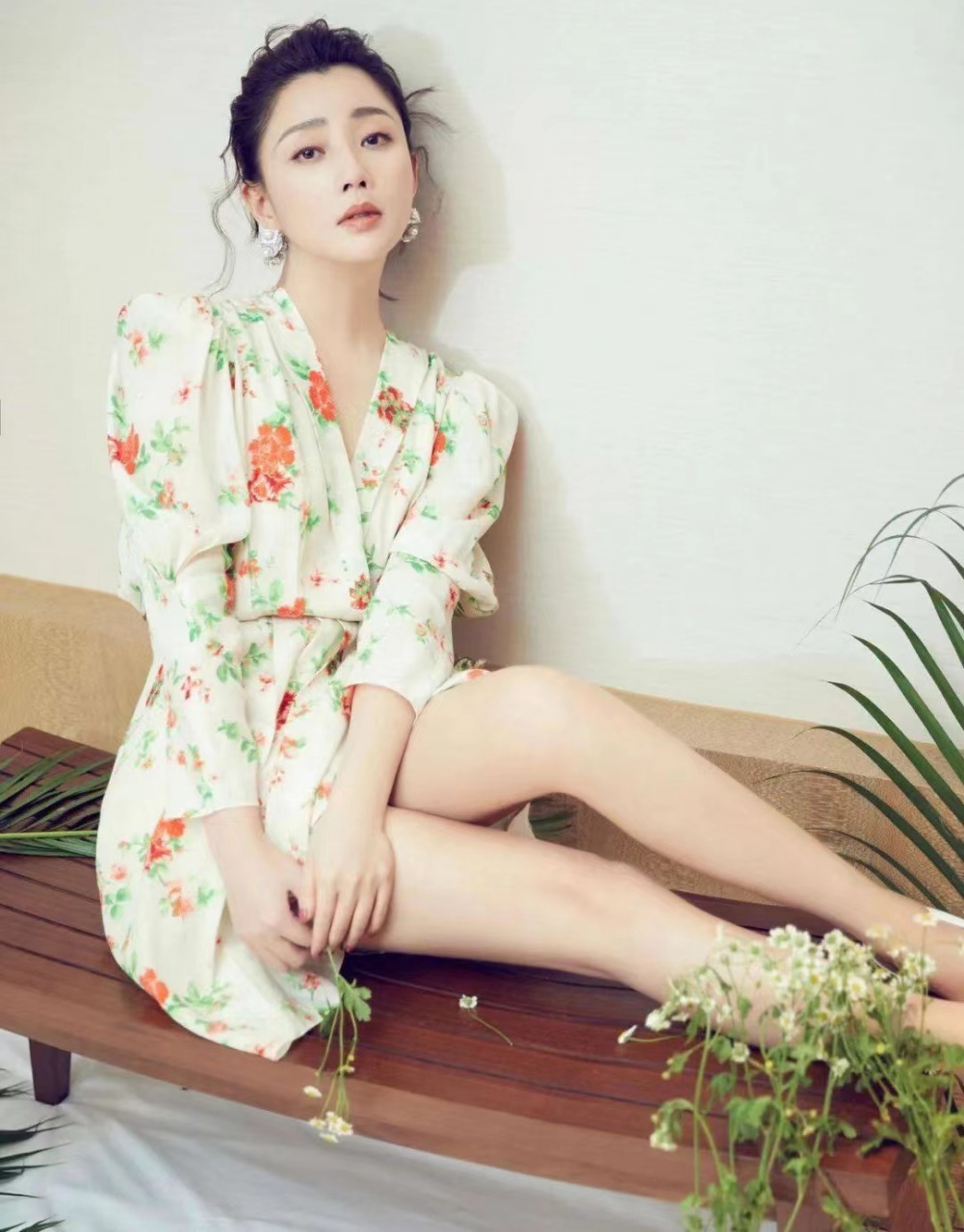 殷桃是一位非常优秀的演员,她的演技深沉而富有感染力.