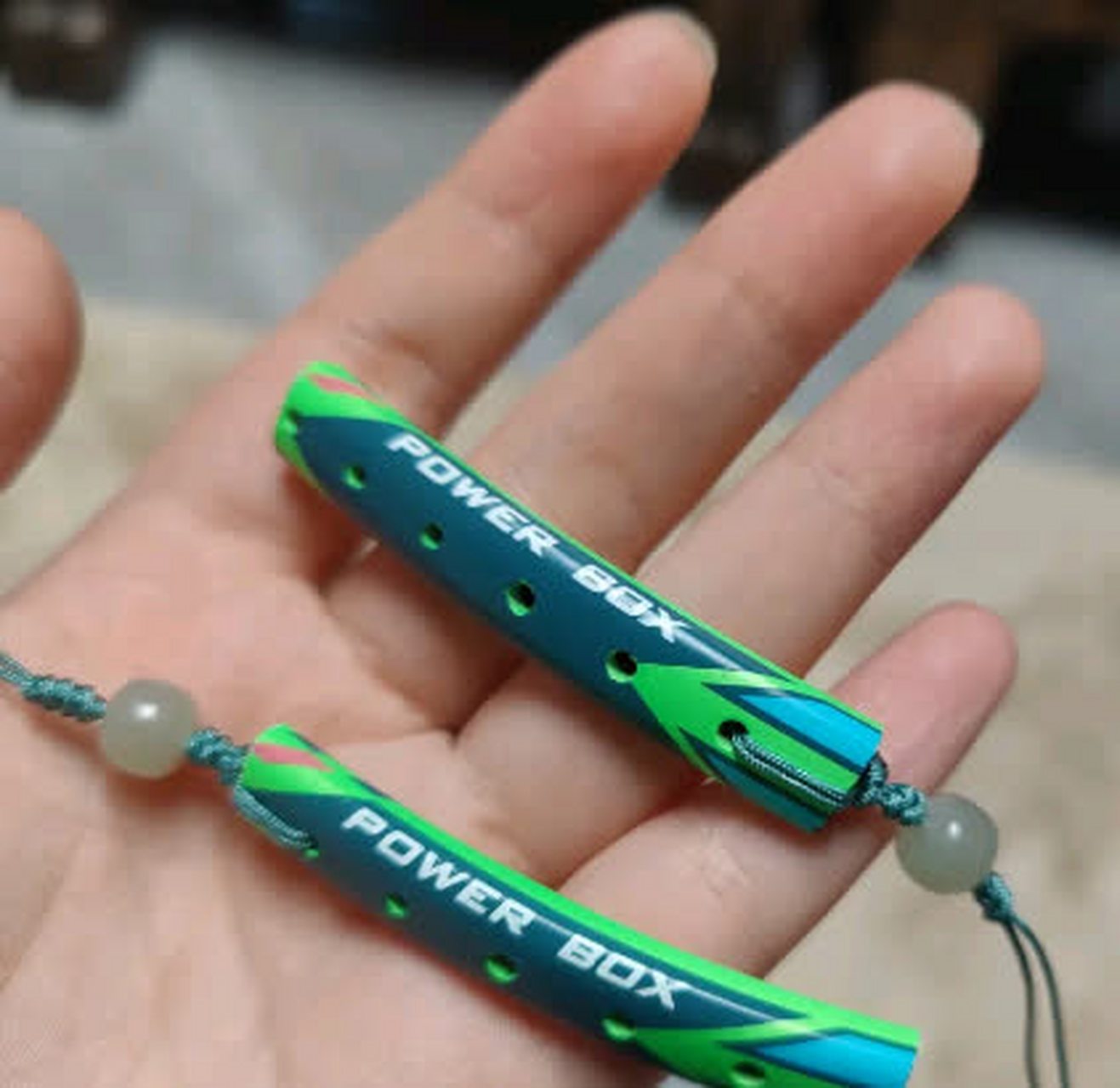 羽毛球拍坏了,所以我把它们做成了吊坠#搞笑趣图