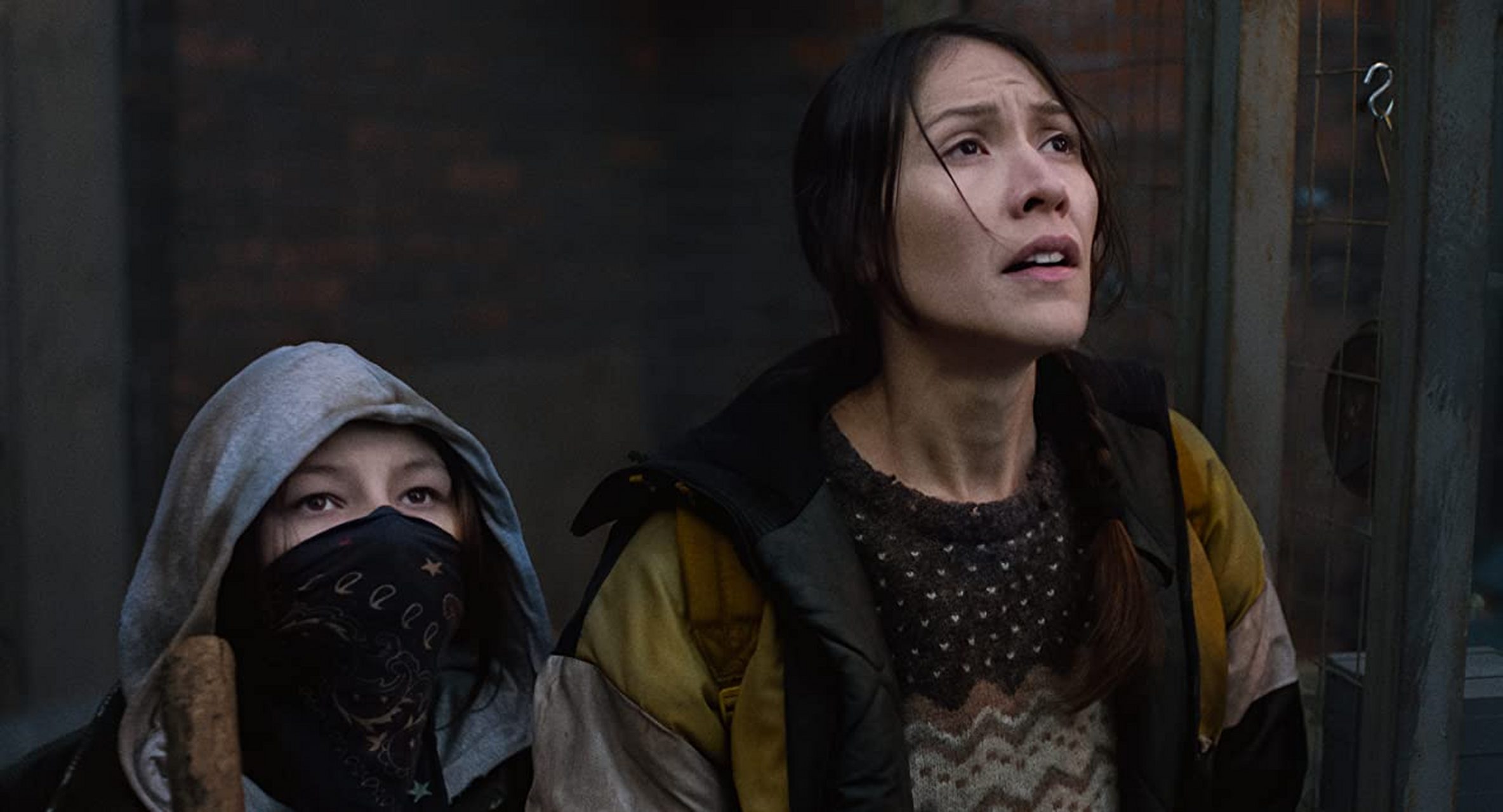 电影《夜袭者》讲述了一位母亲加入了一个地下义警团伙,试图从一家国